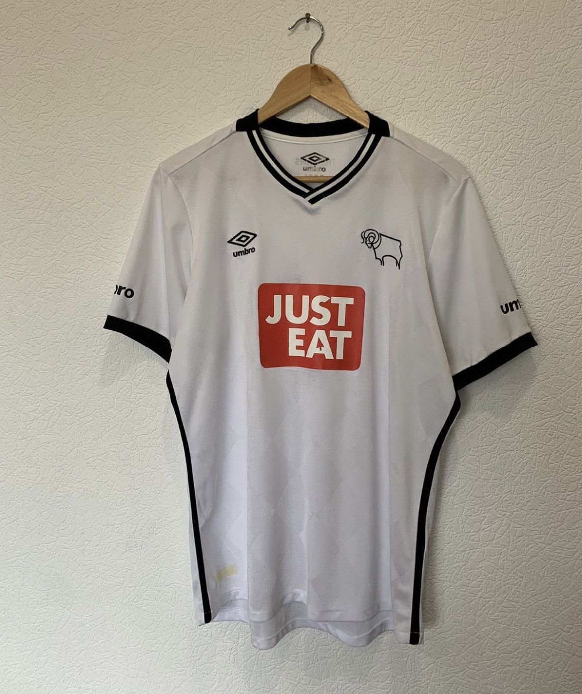 Umbro DERBY COUNTY UMBRO 2015/2016 HOME KIT SOCCER JERSEY JUST EAT Size US M / EU 48-50 / 2 - 1 Thumbnail