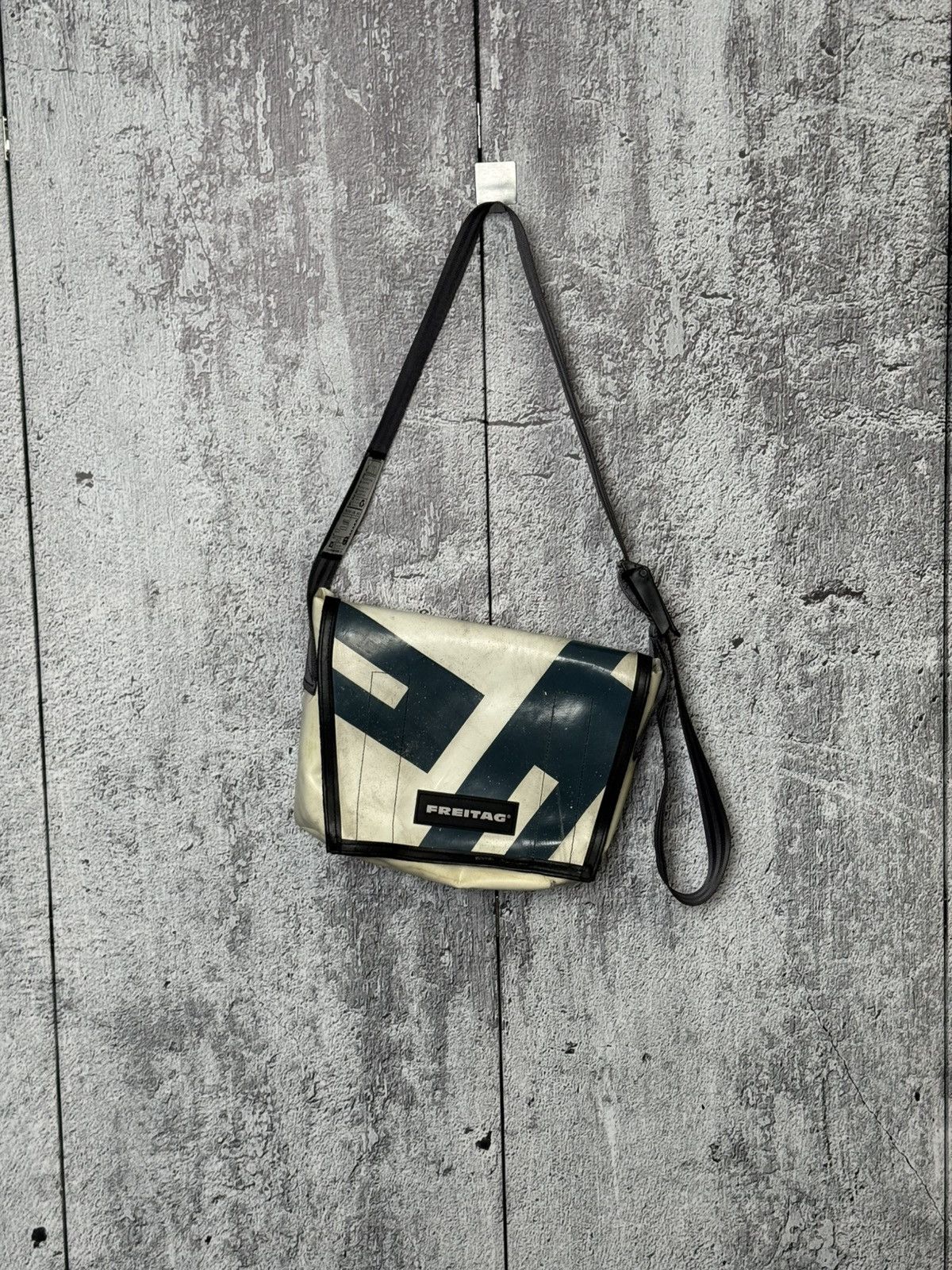Freitag FREITAG G5.1 Messenger Bag Upcycled Truck Tarp Crossbody Size ONE SIZE - 1 Thumbnail