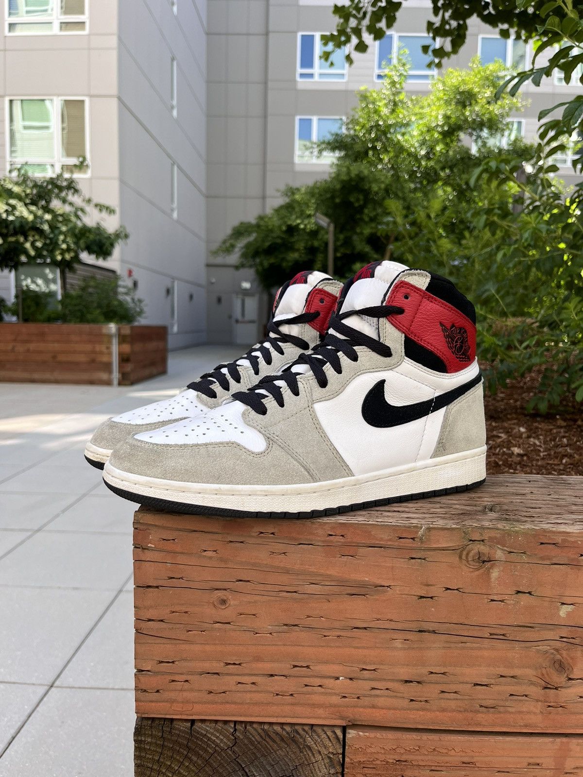 Jordan Brand × Nike Air Jordan 1 Retro High OG "Light Smoke Grey" Size US 9.5 / EU 42-43 - 3 Thumbnail