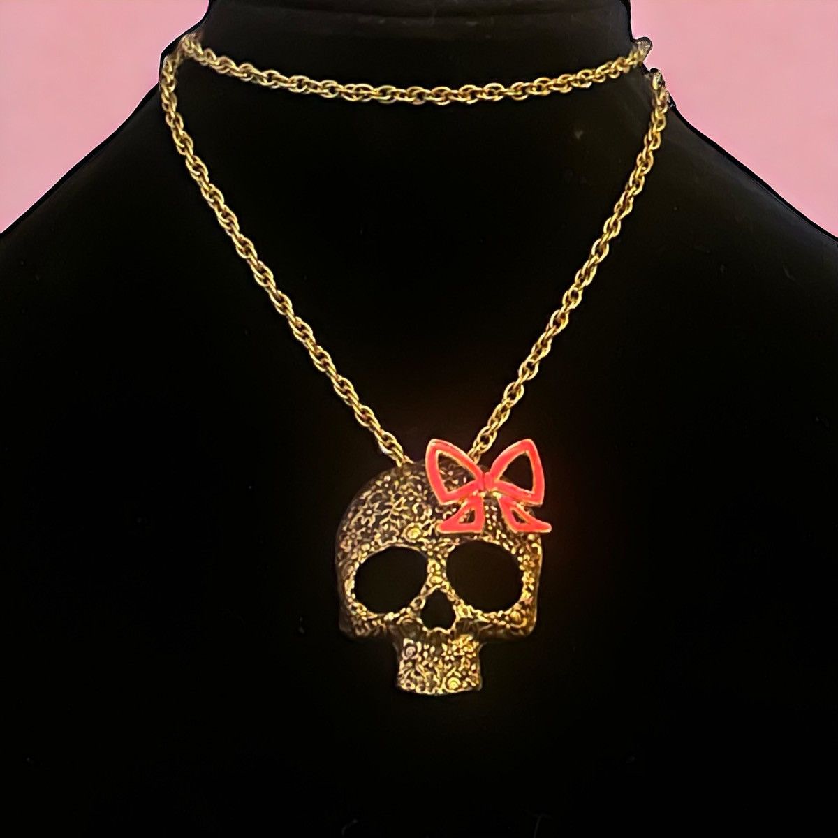 Other Long gold tone skull with pink bow pendant necklace Size ONE SIZE - 1 Thumbnail