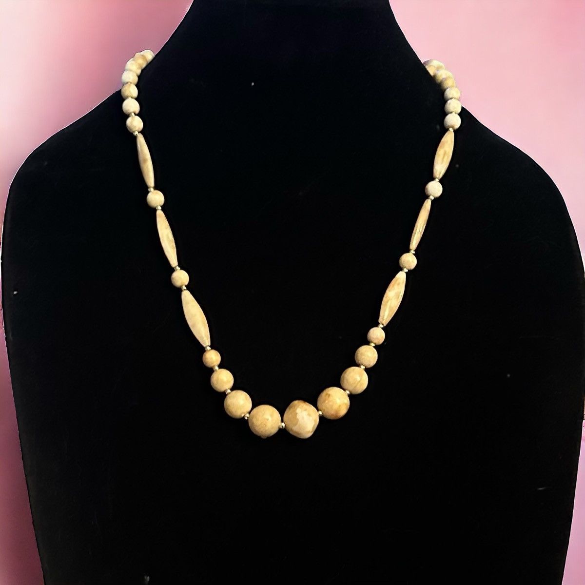 Vintage Vintage marbled cream lucite bead necklace Size ONE SIZE - 1 Thumbnail