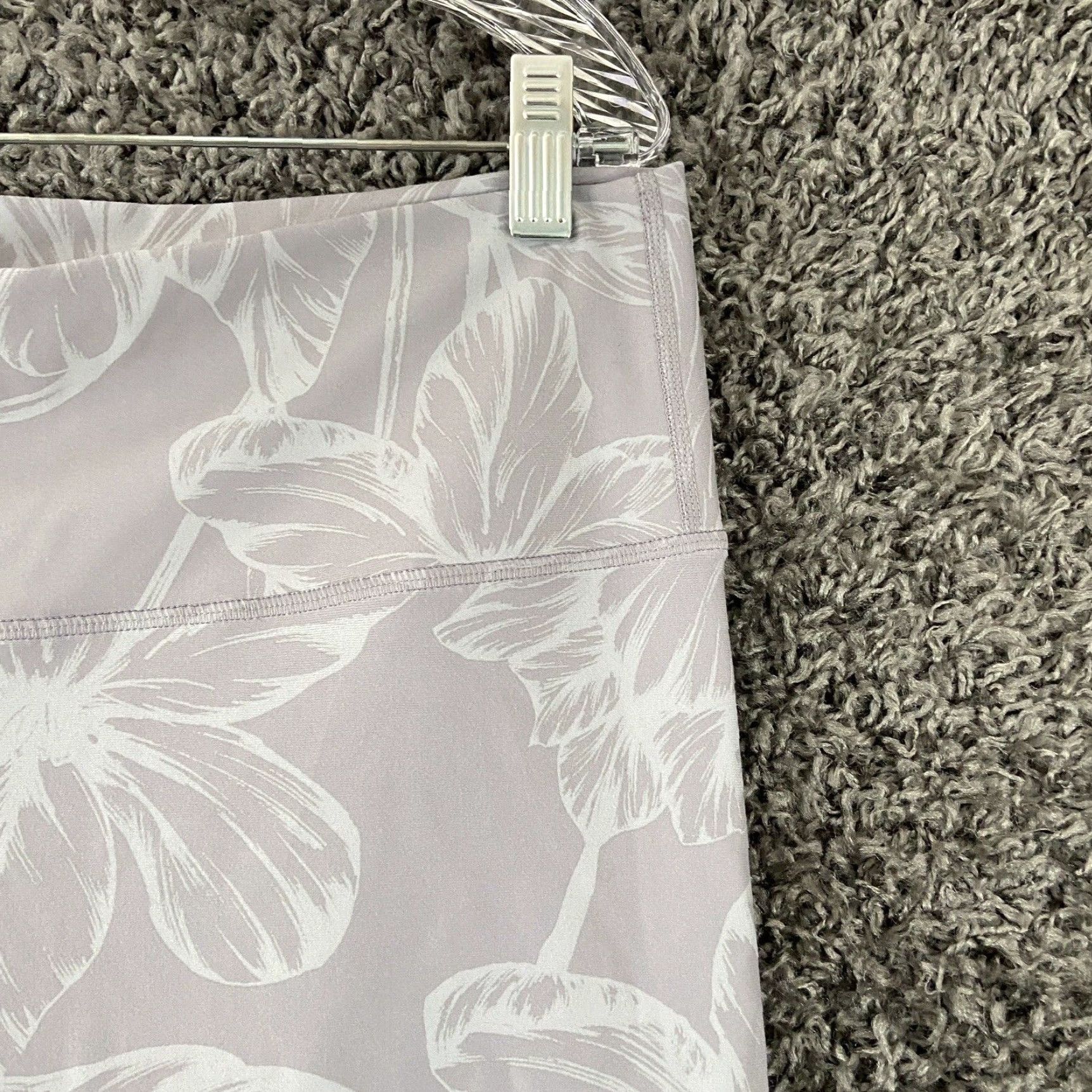 Vintage Women’s 2XL Activewear Yoga Pants Gray Floral Pattern Pants Womens 2XL Activewear Compression Yoga Floral Gray White Size 40" / US 18 - 6 Thumbnail