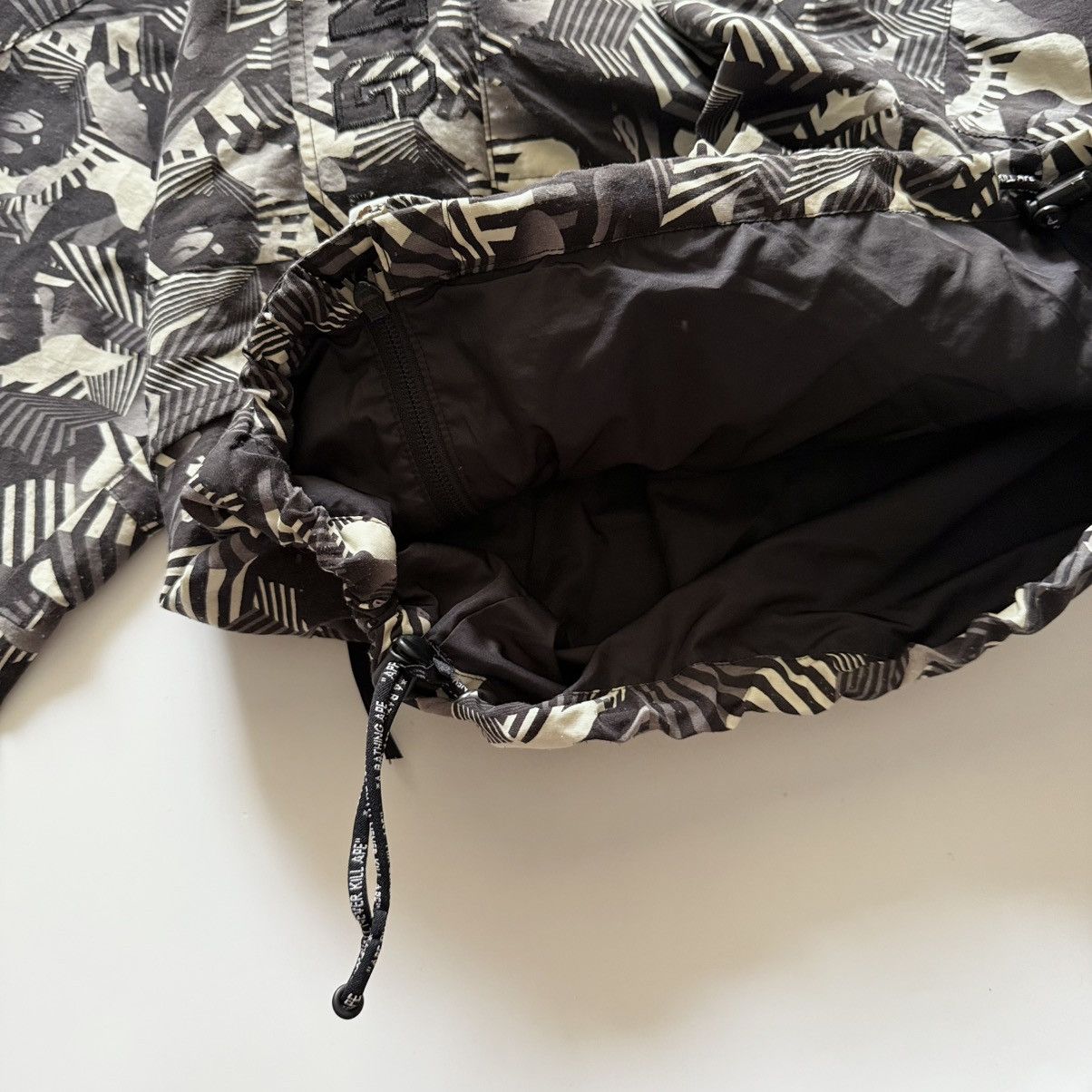 Bape BAPE Dazzle Camo Snowboard Jacket Rare Monochromatic Pattern Size US M / EU 48-50 / 2 - 10 Thumbnail