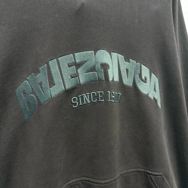 Balenciaga Balenciaga Black-brown inverted LOGO embroidered hoodie Size US XS / EU 42 / 0 - 3 Thumbnail