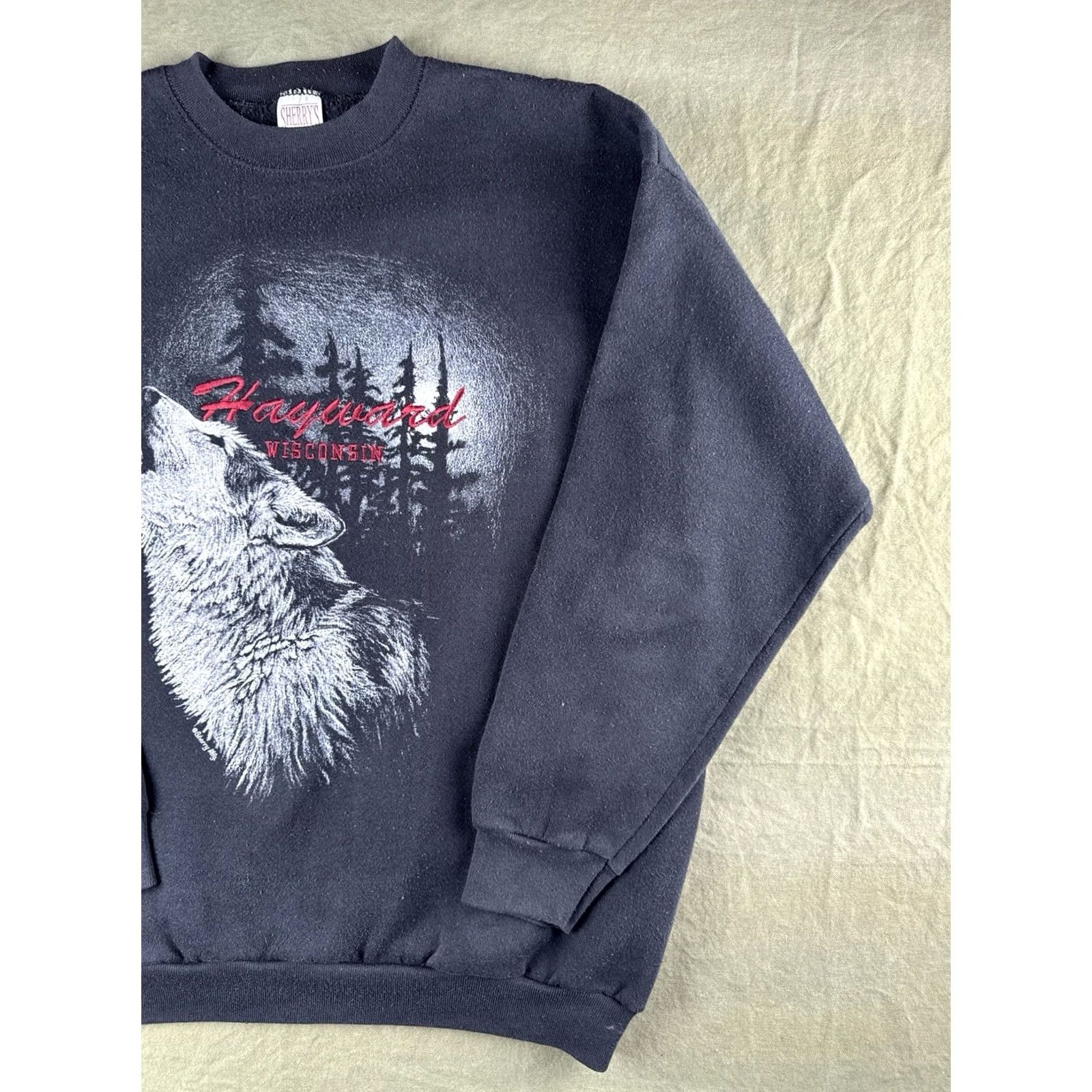 Vintage VINTAGE 1993 Hayward Wisconsin Wolf Graphic Sweatshirt XL Black USA Sherry's Best Mens Size US XL / EU 56 / 4 - 3 Thumbnail