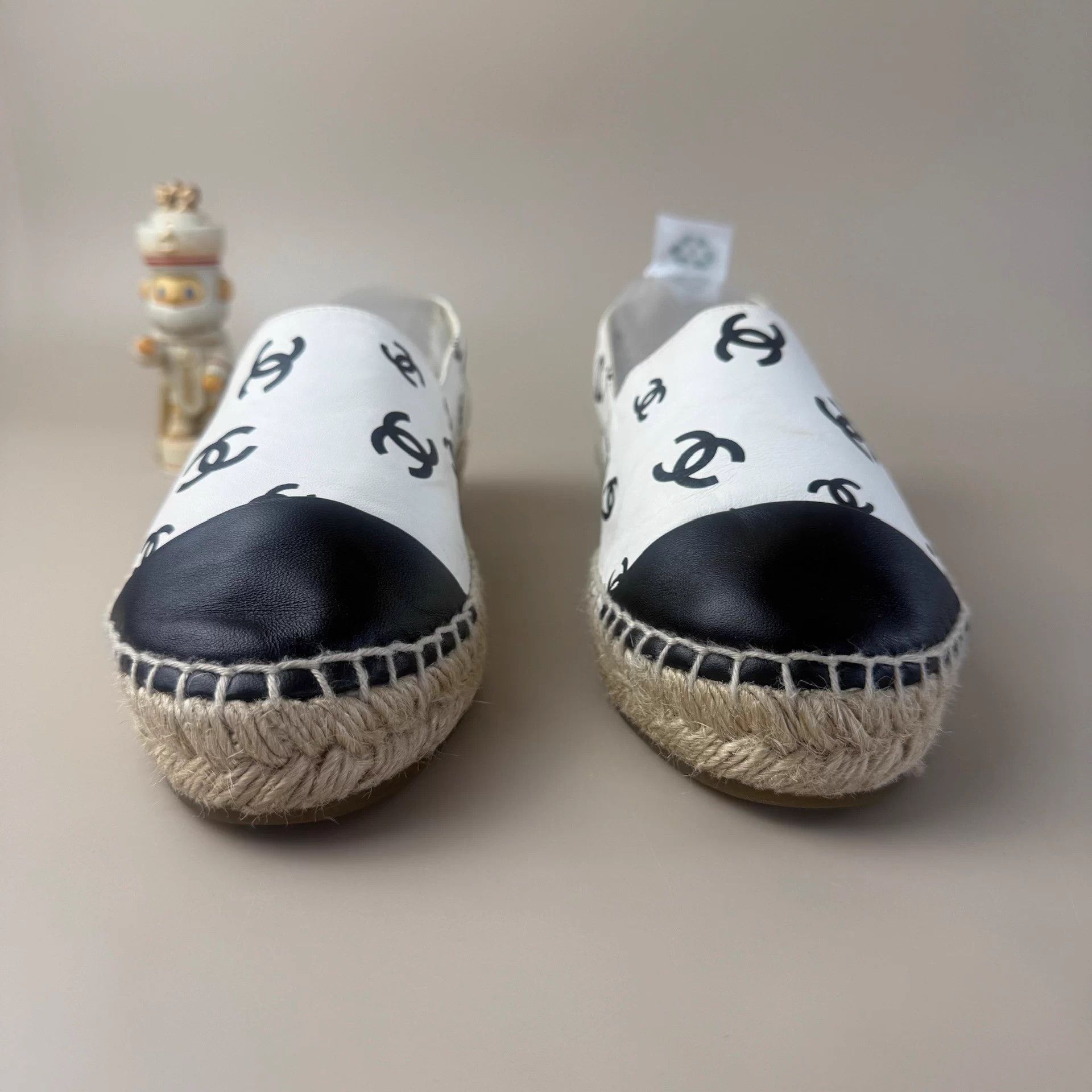 Chanel Chanel CC All Over Print Fisherman Slipper 38 95 New YLP3421 Size US 7 / IT 37 - 2 Thumbnail