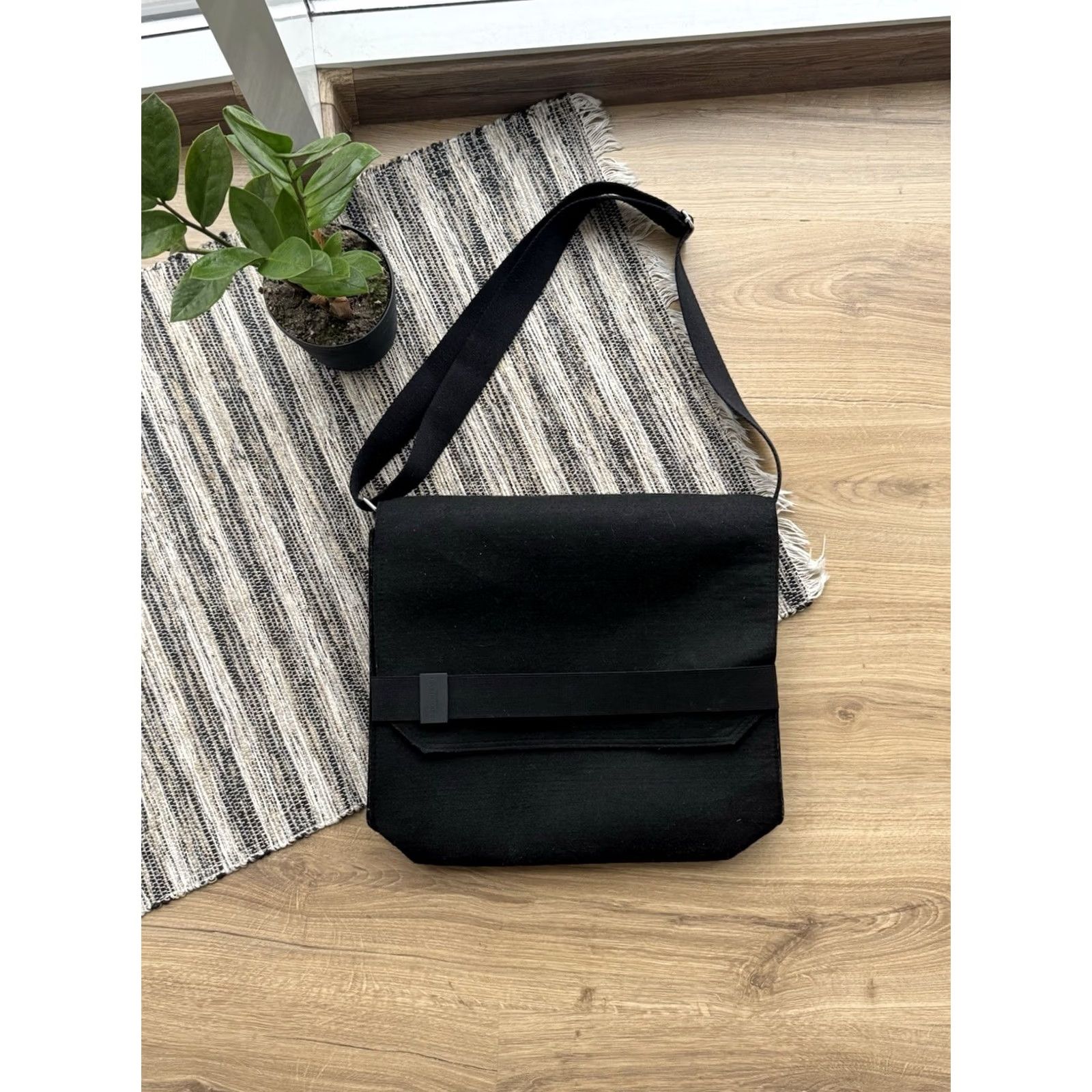 Issey Miyake ISSEY MIYAKE PARFUMS Black Felt Crossbody Messenger/ Laptop Bag NWOT Unisex Adults Medium Zip Cotton Size ONE SIZE - 2 Thumbnail