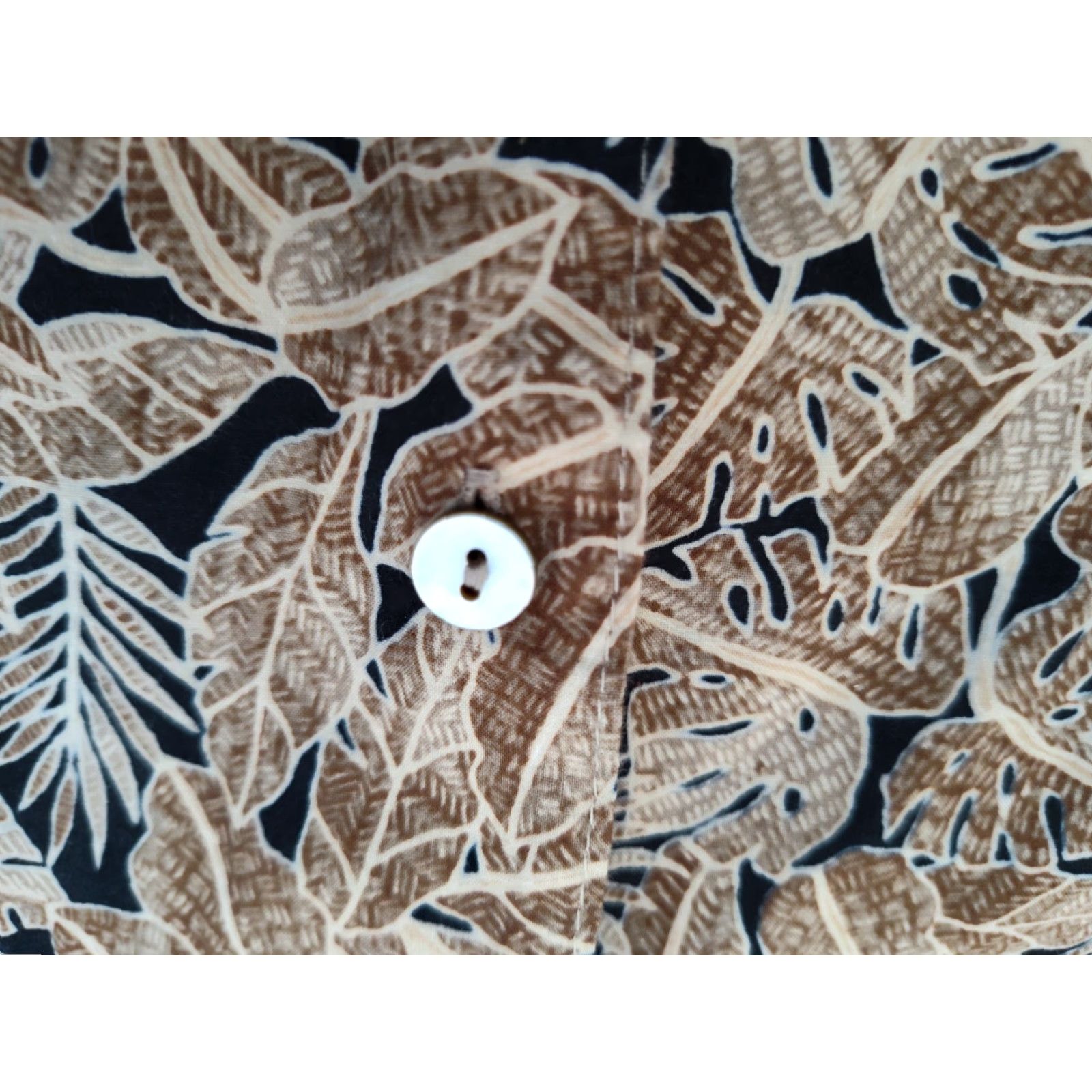 Vintage Tori Richard Honolulu Hawaiian Shirt Brown Floral Short Sleeve Button-Up Collared Cotton Woven Pockets Made in Hawaii USA L/XL Men Size US L / EU 52-54 / 3 - 3 Thumbnail