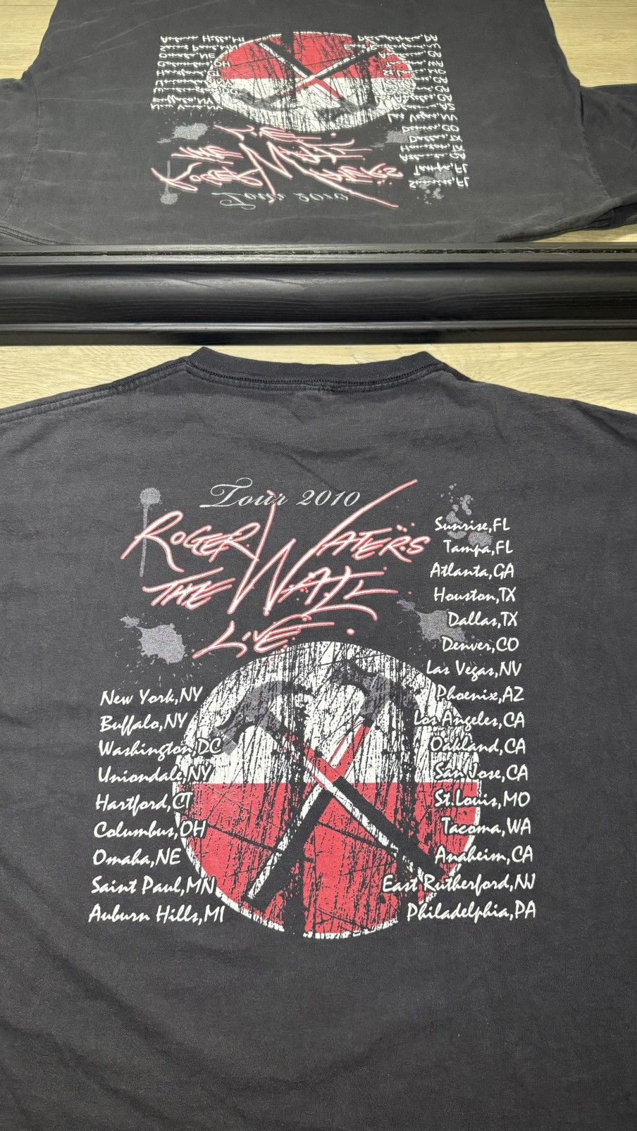 Band Tees Vintage / Y2K 2010 Roger Waters The Wall Live Concert Shirt Size US XL / EU 56 / 4 - 2 Thumbnail