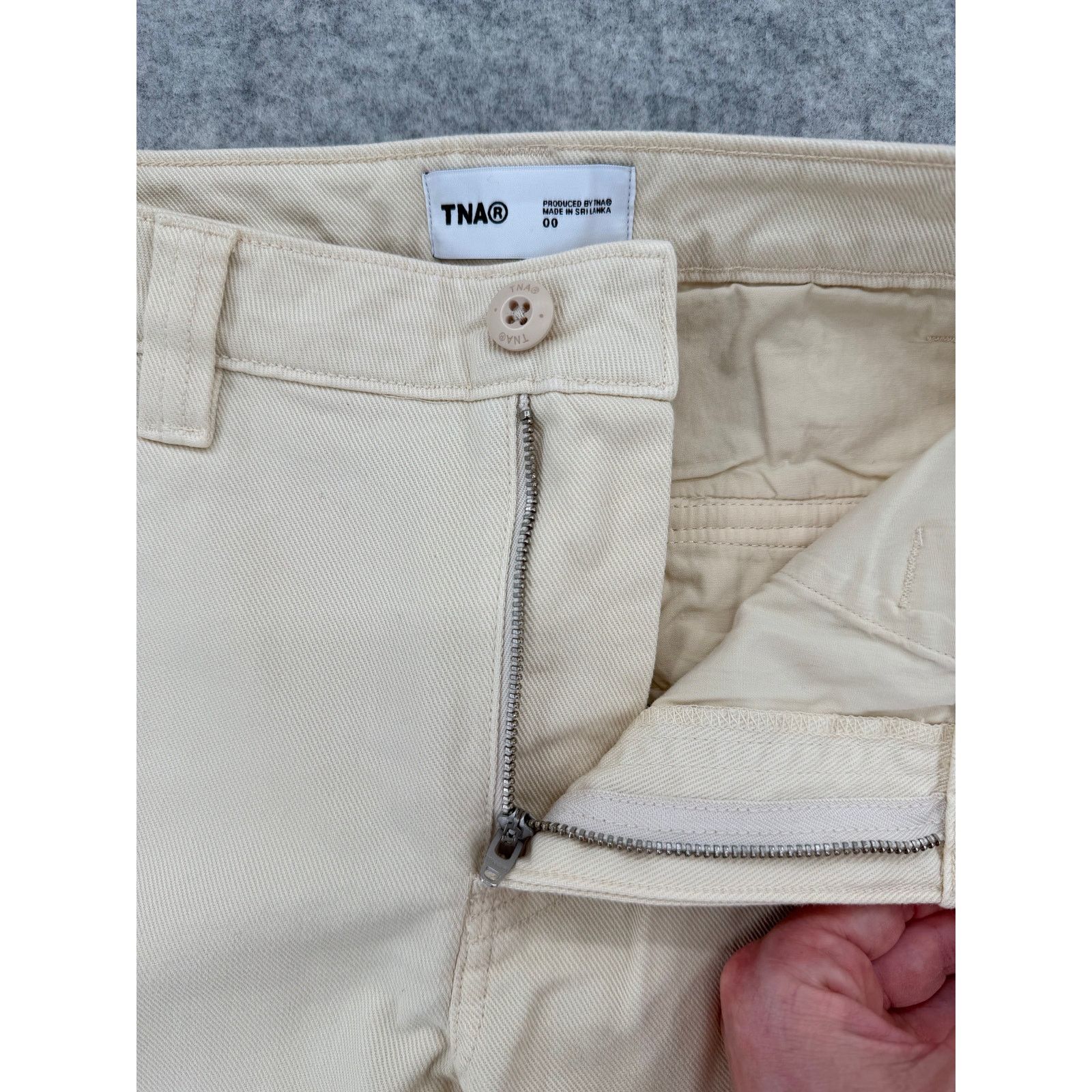 TNA TNA Aritzia Corbett Mid-Rise Cargo Pants Beige/Cream Size 00 Size 24" / US 00 / IT 34 - 3 Thumbnail