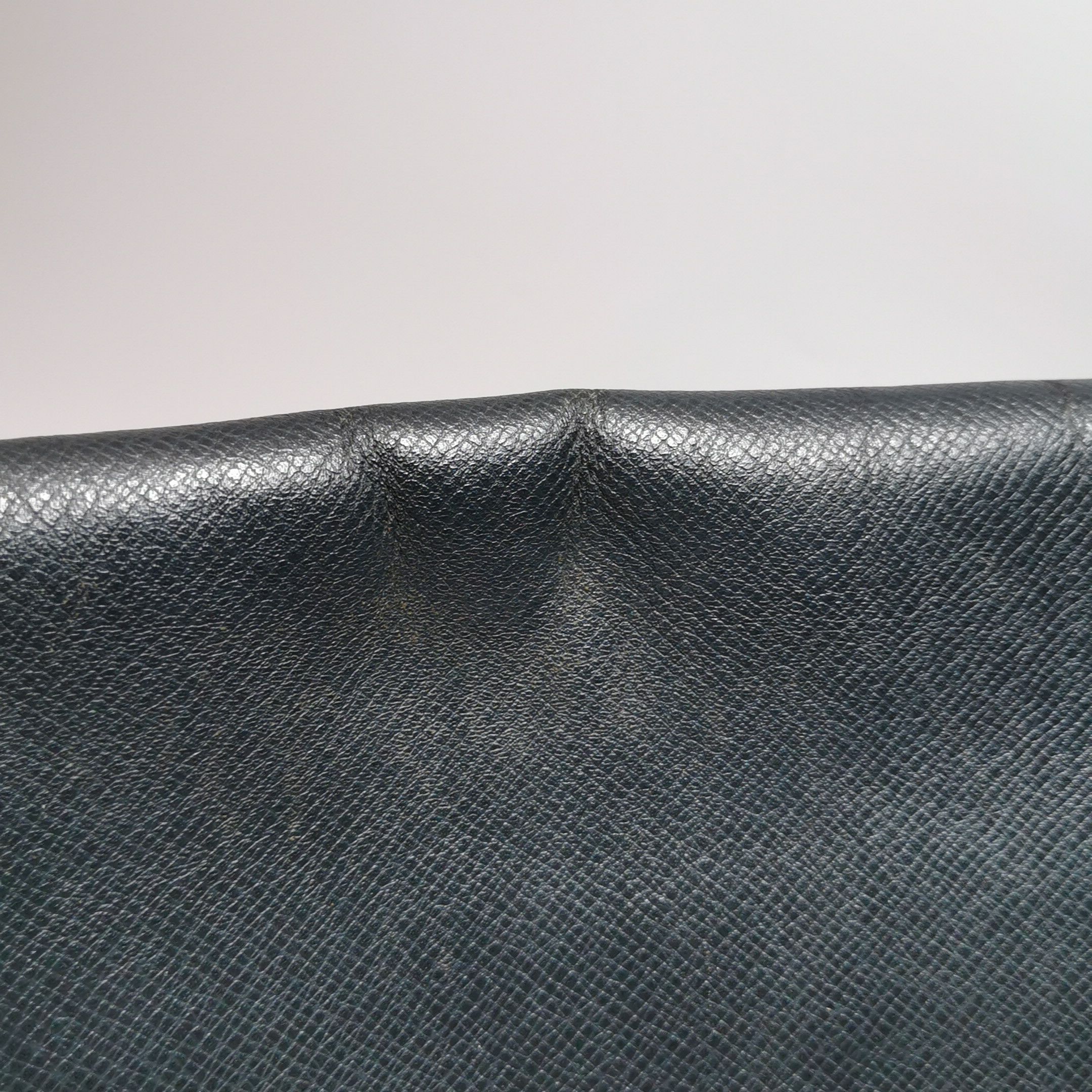 Louis Vuitton Louis Vuitton (LV) Taiga leather solid color flap letter lo Size ONE SIZE - 3 Thumbnail