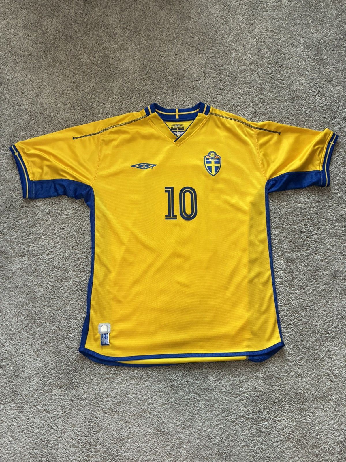 Umbro 2004 Sweden Home Jersey Size US L / EU 52-54 / 3 - 1 Thumbnail