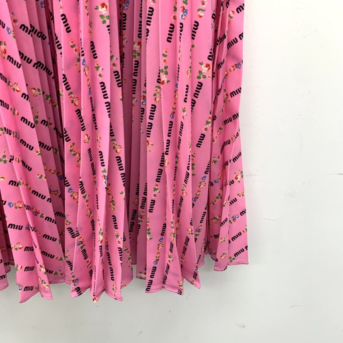 Miu Miu Miu Miu Pink Logo Letter Pop-up Full Print Pleated Skirt Size 26" / US 2 / IT 38 - 4 Thumbnail