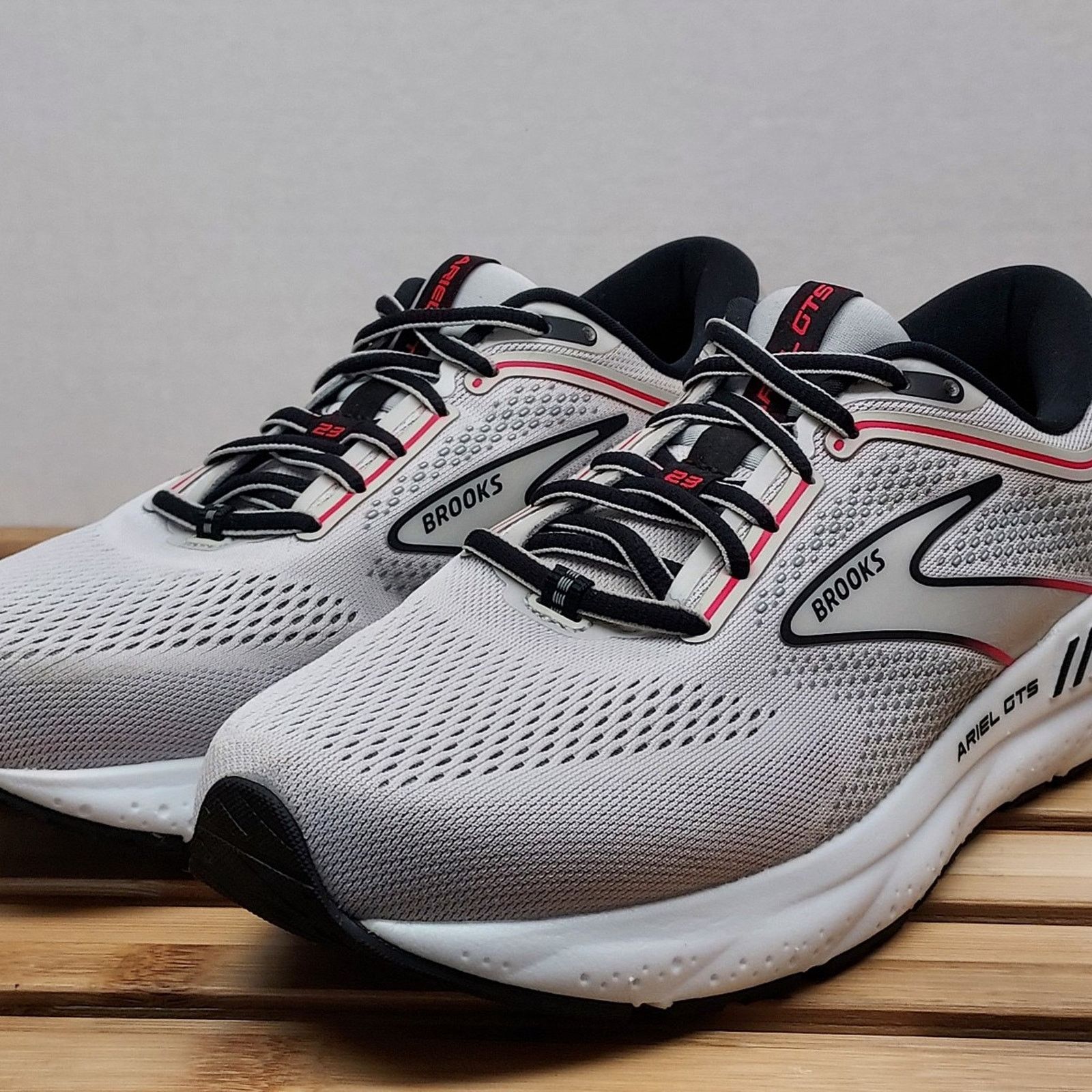 Brooks Brooks Womens | White | Ariel GTS 23 Athletic Shoes Size 9.5 Size US 9.5 / IT 39.5 - 1 Thumbnail