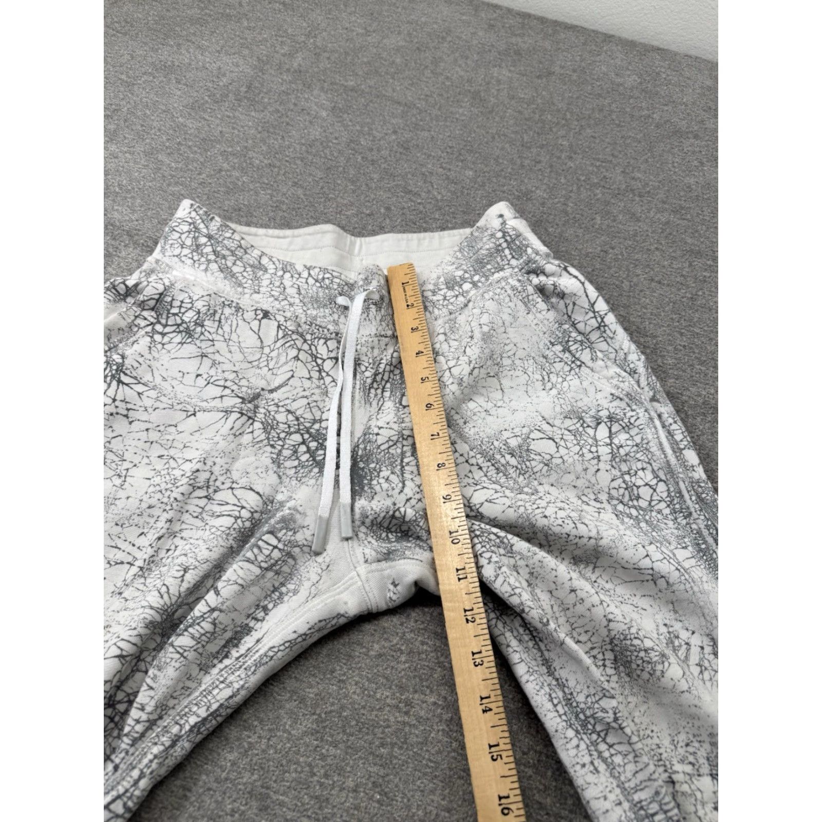 Lululemon Lululemon Warm Down Jogger Women’s Sz 6 White Black Sweatpants - Pants, Jogger, Activewear, Women, Regular Fit Size 28" / US 6 / IT 42 - 4 Thumbnail