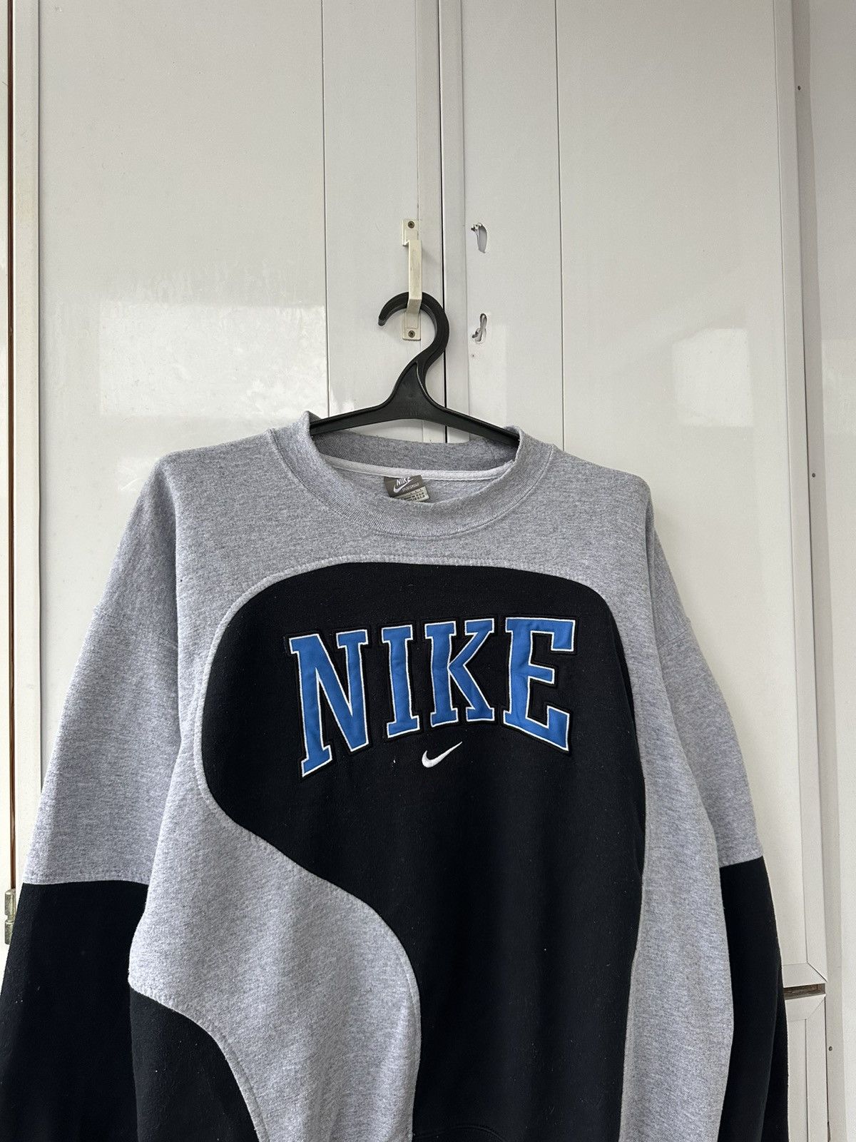 Nike Vintage Nike OverSize Sweatshirt Custom Distressed Y2K Size US L / EU 52-54 / 3 - 6 Thumbnail