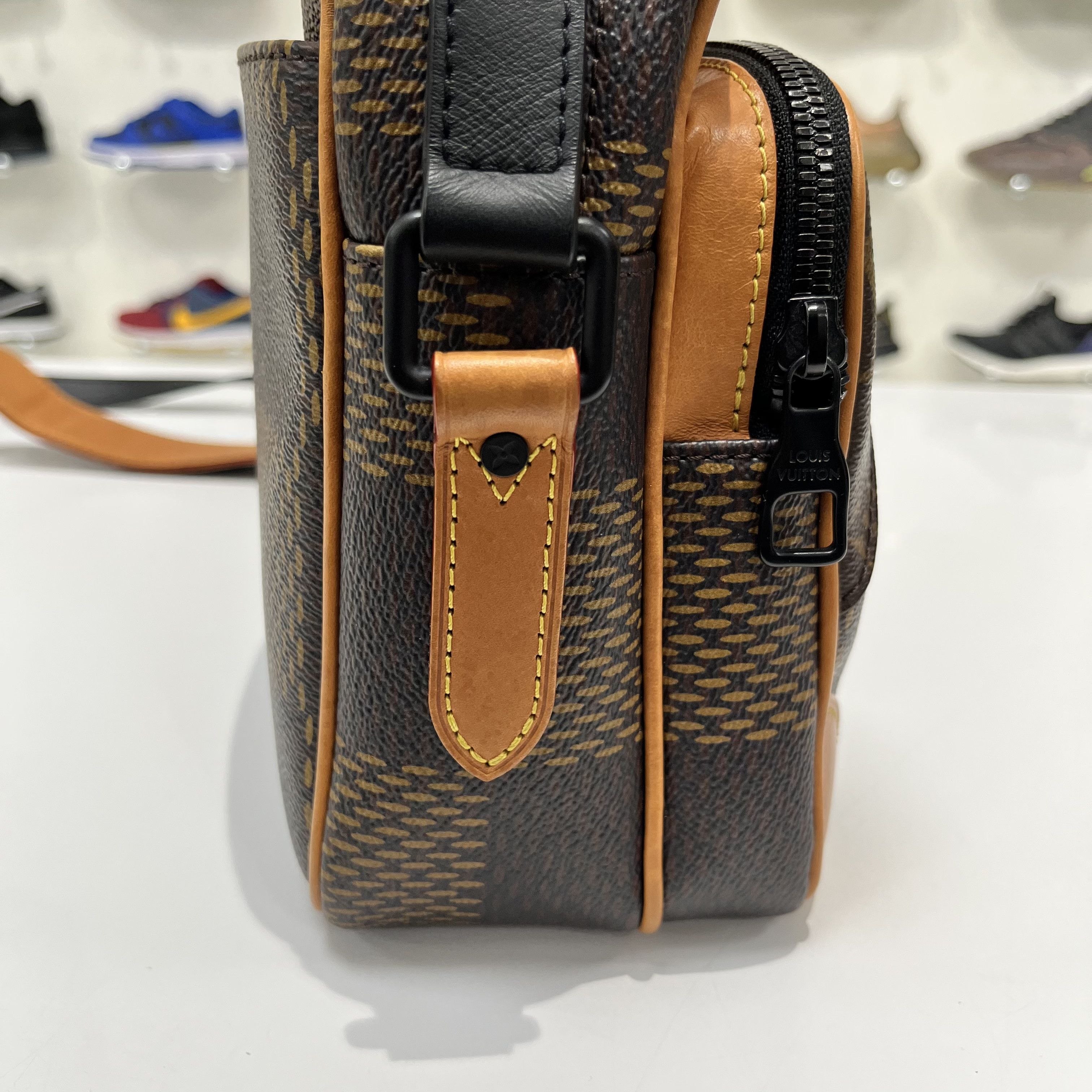 Louis Vuitton × Nigo × Virgil Abloh Louis Vuitton Virgil Abloh x Nigo Nil Messenger Giant Brown Size ONE SIZE - 19 Thumbnail