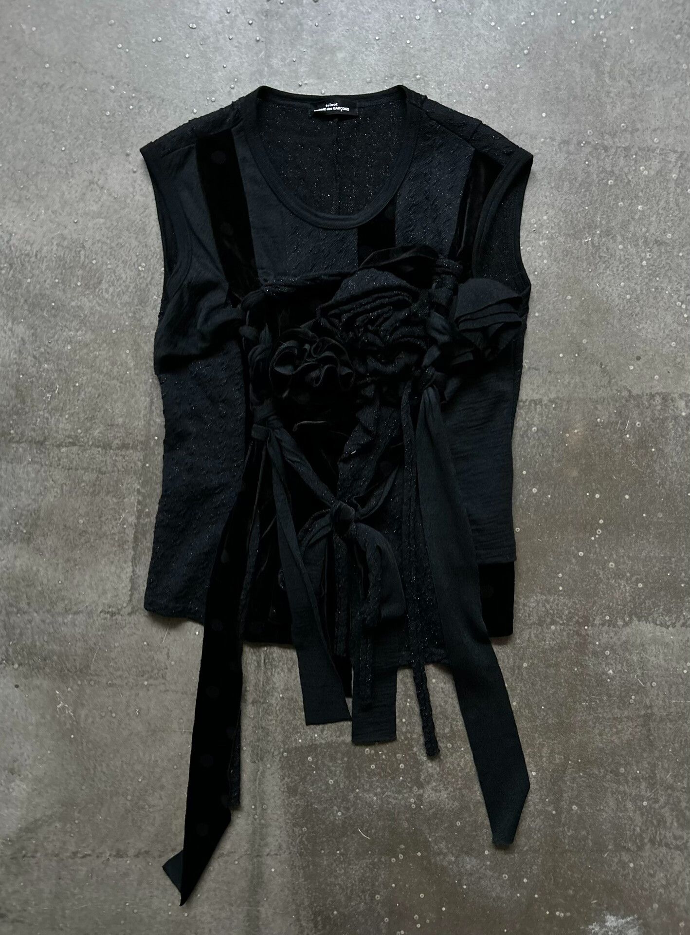 comme des garçons 03aw embroidered flower top
