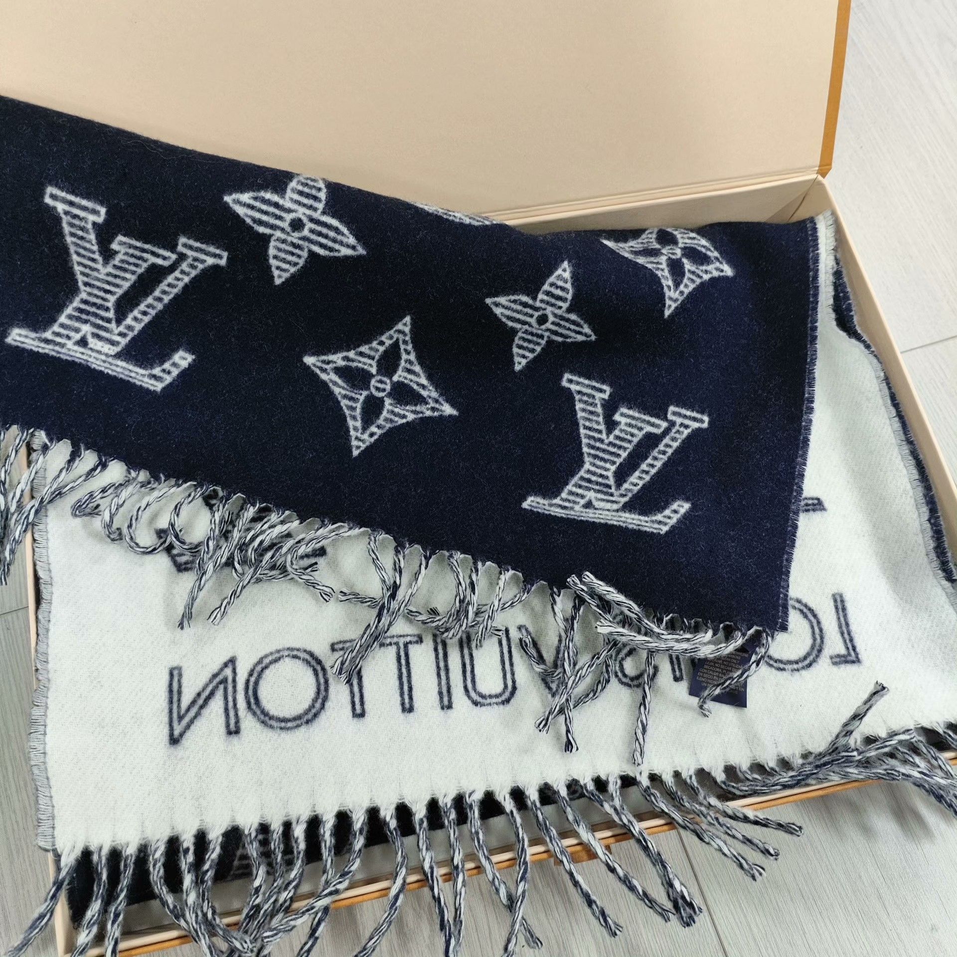 Louis Vuitton Louis Vuitton Blue Scarf M Men Size ONE SIZE - 1 Thumbnail