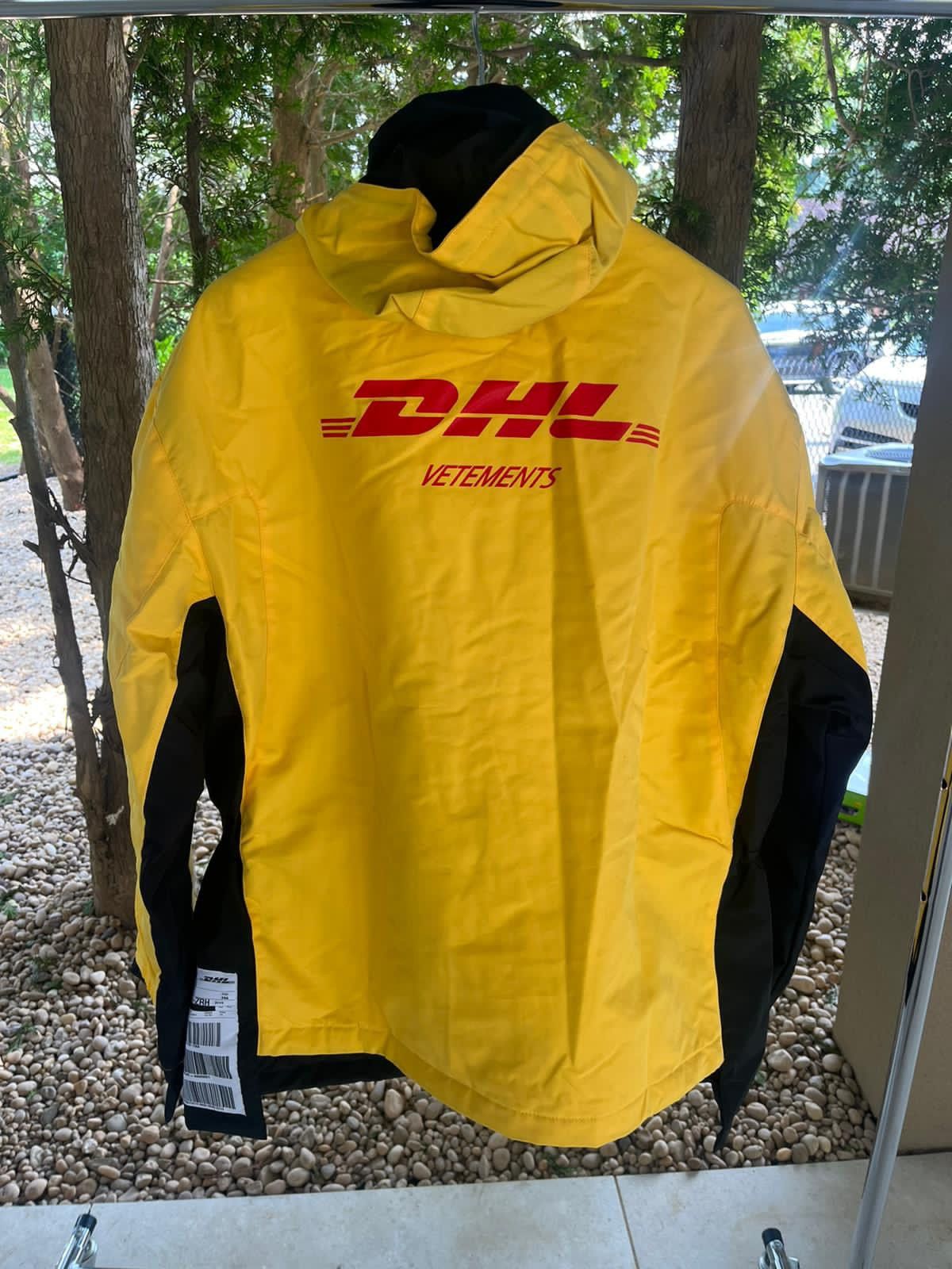 Vetements SS18 DHL Parka in Yellow Size US S / EU 44-46 / 1 - 14 Thumbnail