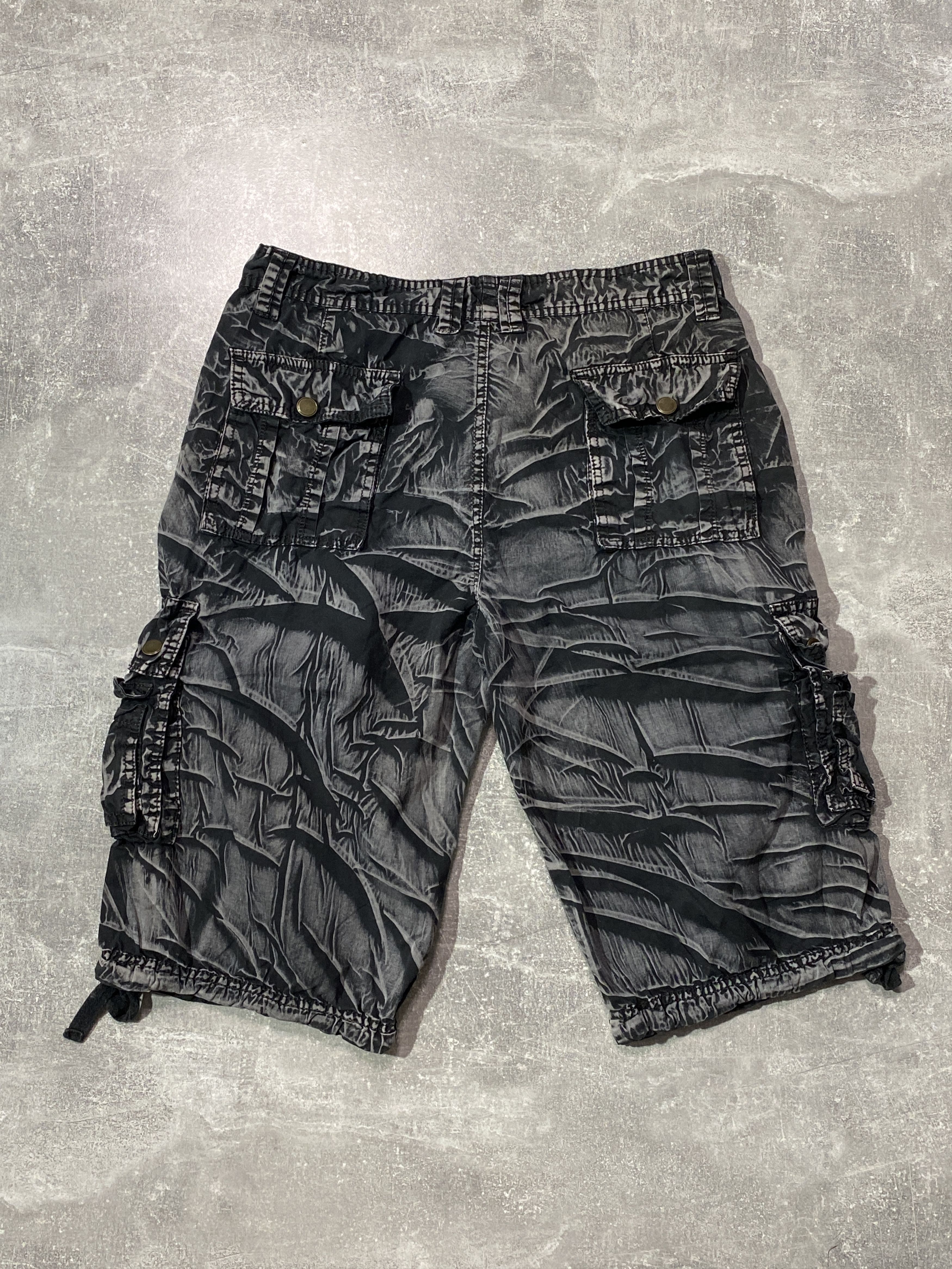 Japanese Brand Vintage Y2K Dark Washed Cargo Shorts Size US 32 / EU 48 - 4 Thumbnail