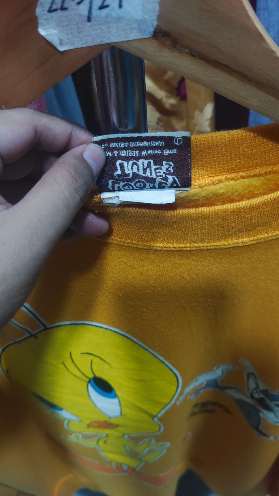 Vintage VINTAGE 1994 LONNEY TUNES TWEETY SWEATSHIRT Size US L / EU 52-54 / 3 - 4 Thumbnail