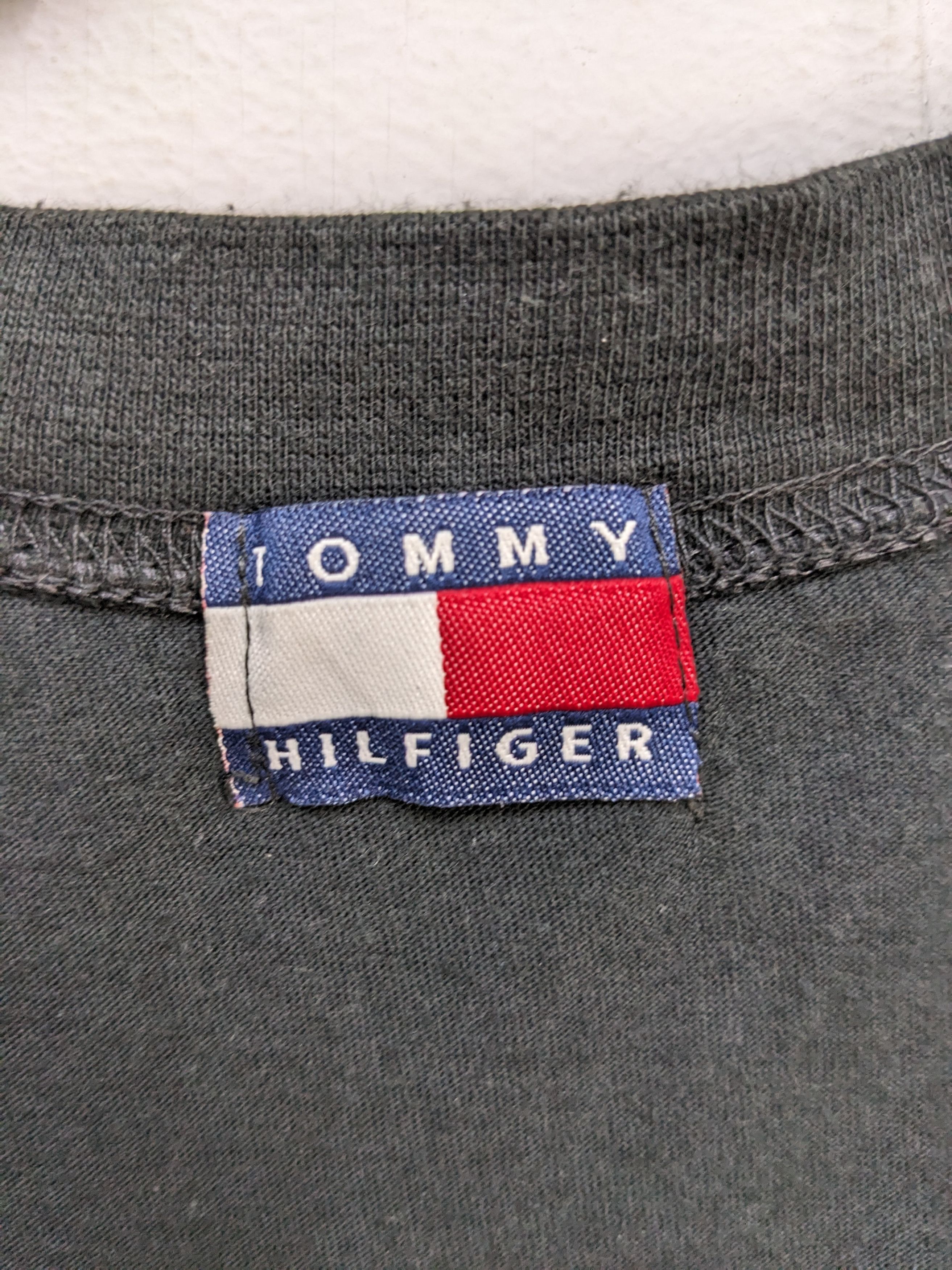 Tommy Hilfiger Vintage Tommy Hilfiger Flag Logo Black Tshirt Size US L / EU 52-54 / 3 - 4 Thumbnail