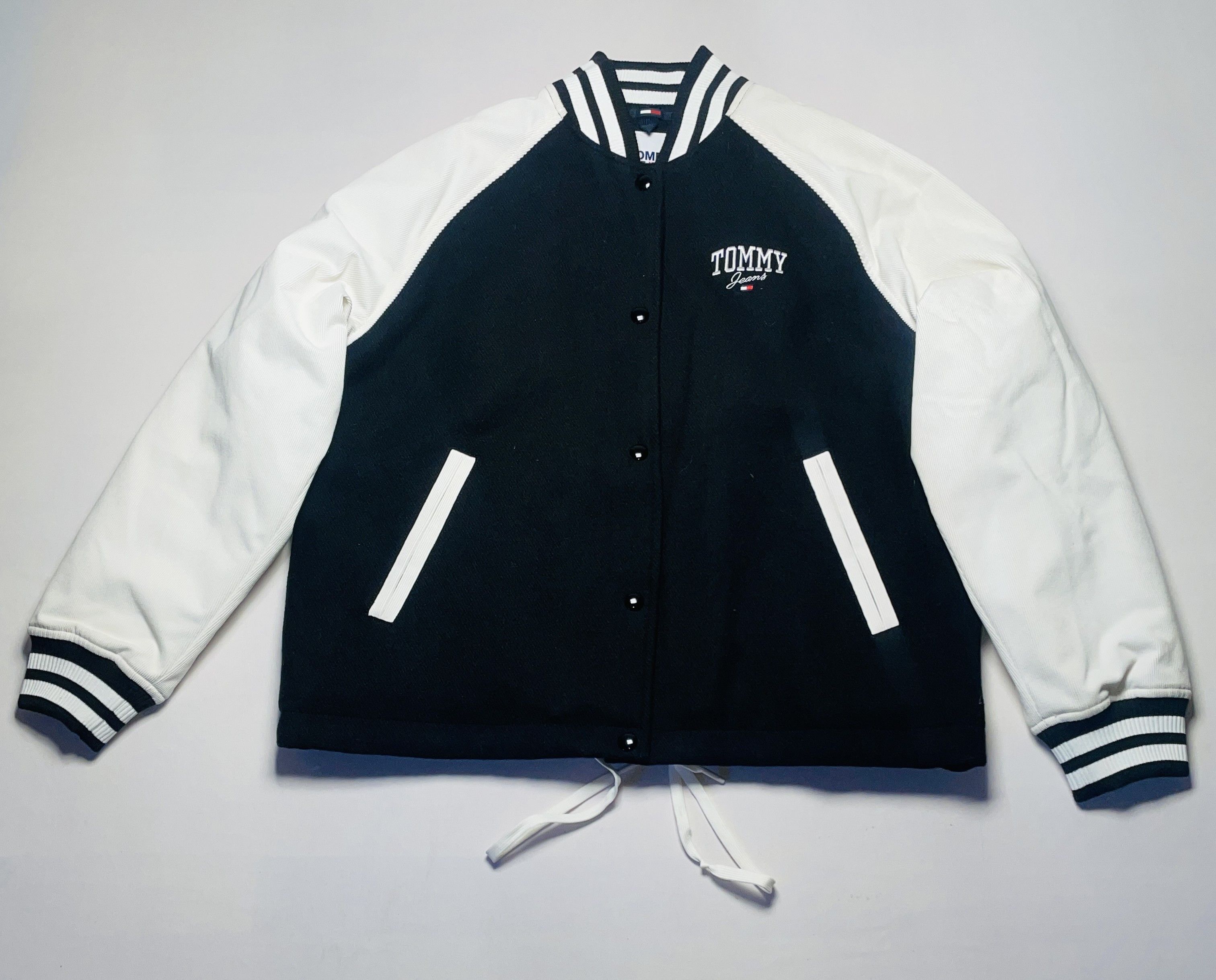 Tommy Jeans 🧥 99,90€ – Tommy Jeans Bomberjacke schwarz/weiß Gr.M Size US M / EU 48-50 / 2 - 1 Thumbnail