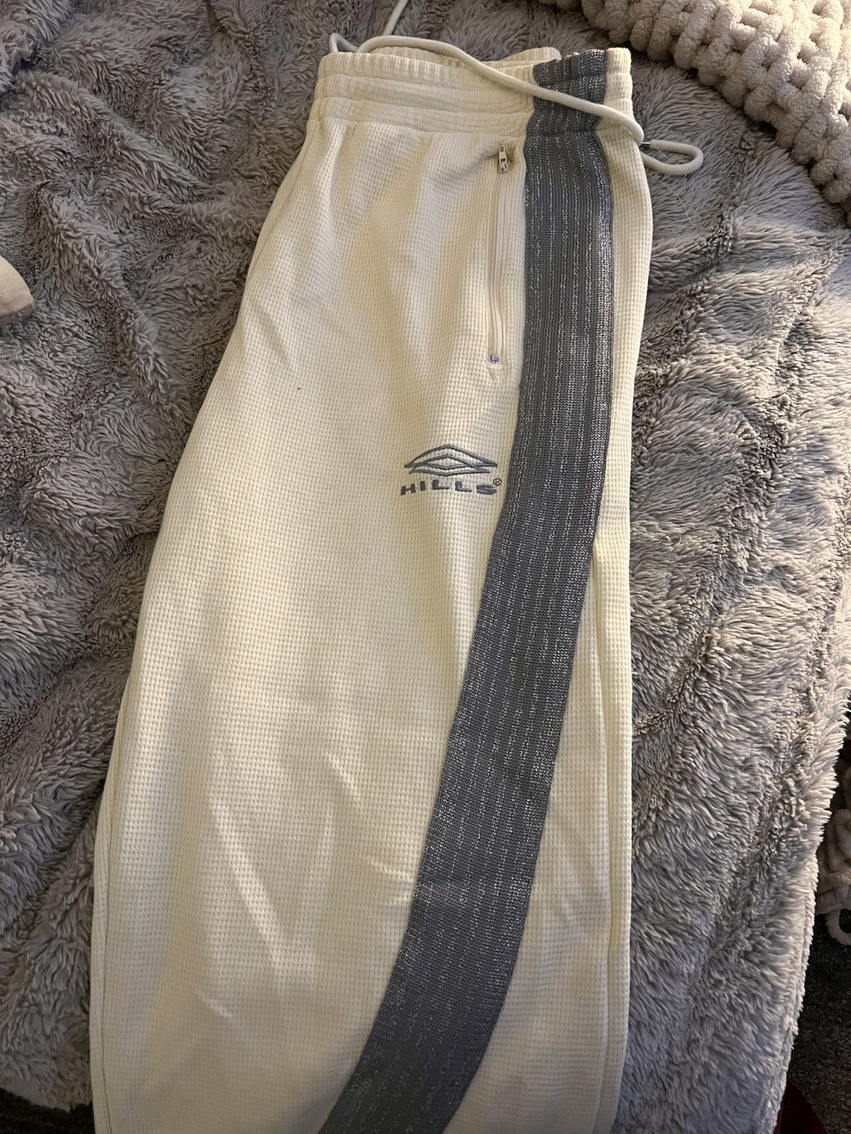 The GV Gallery Cream Gv Gallery Sweats Size US 37 - 3 Thumbnail
