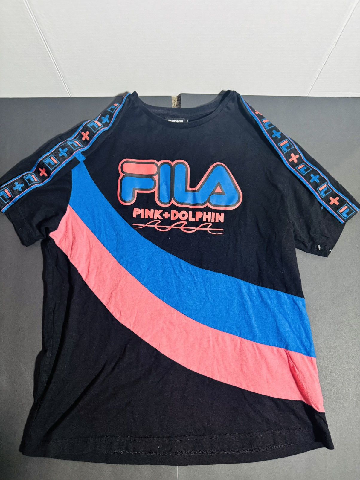 Fila Fila vintage tshirt pink + dolphin Size US L / EU 52-54 / 3 - 1 Thumbnail