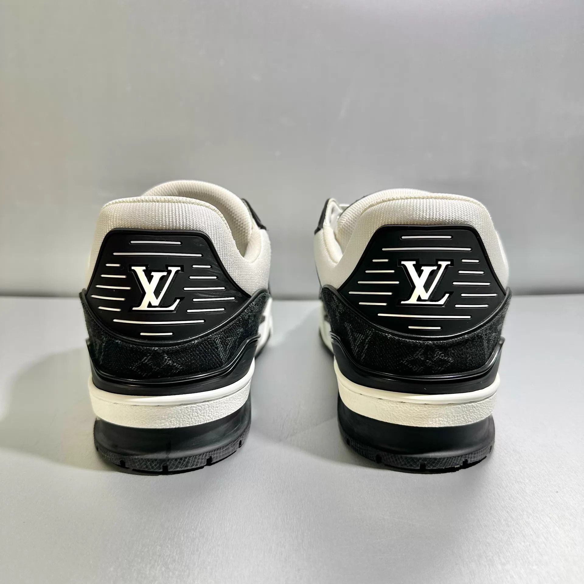 Louis Vuitton Louis Vuitton Trainer 8/42 Denim Black & White Worn once Size US 9 / EU 42 - 5 Thumbnail