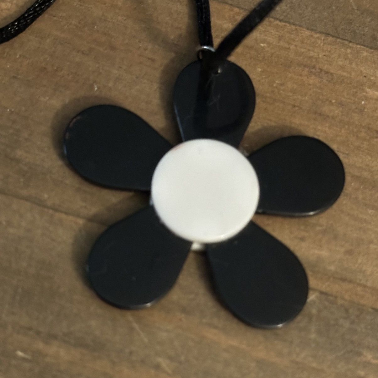 Vintage Vintage black and white daisy lucite pendant necklace Size ONE SIZE - 3 Thumbnail