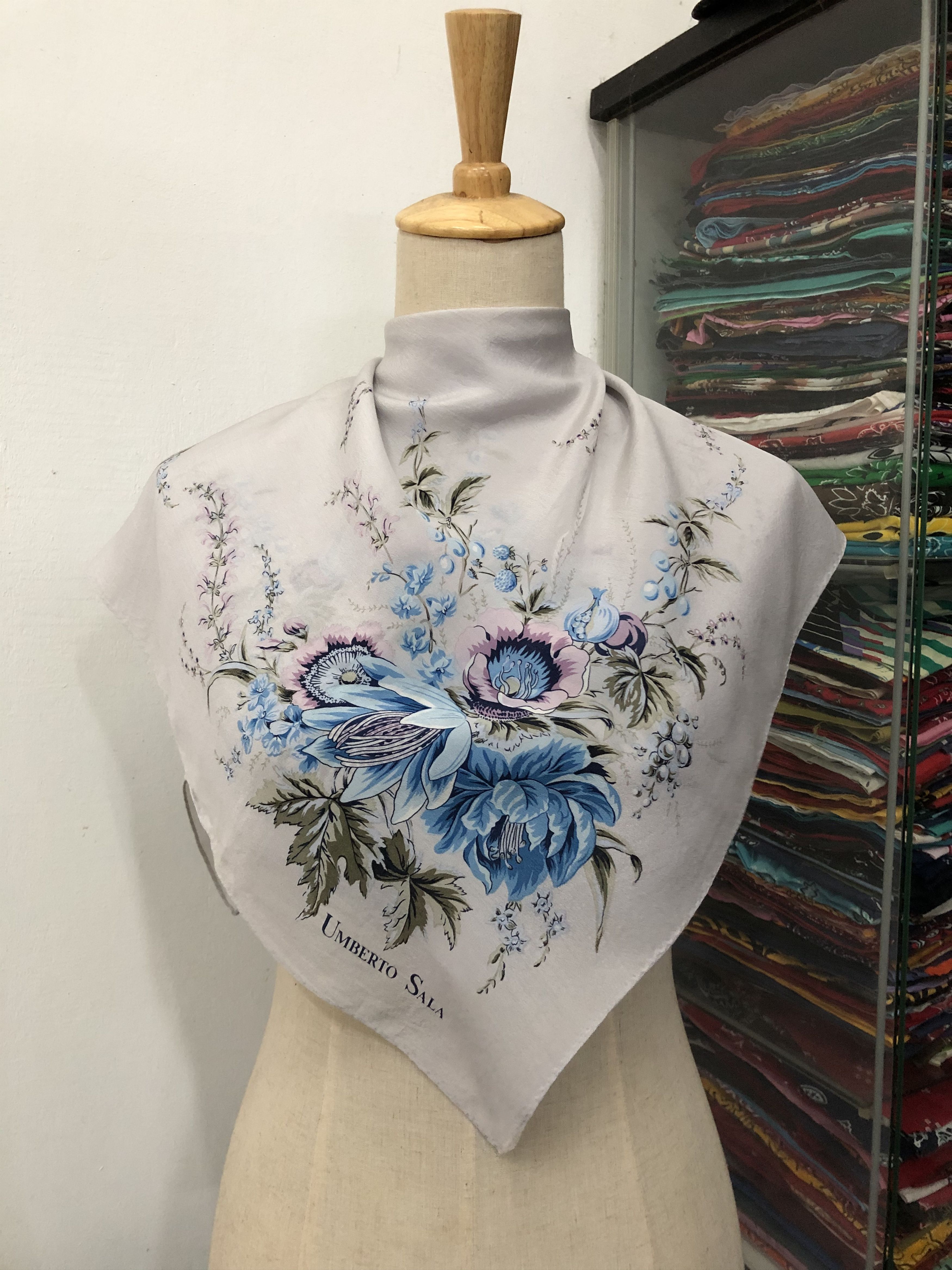 Vintage Vintage Umberto Sala Silk Scarf Size ONE SIZE - 1 Thumbnail