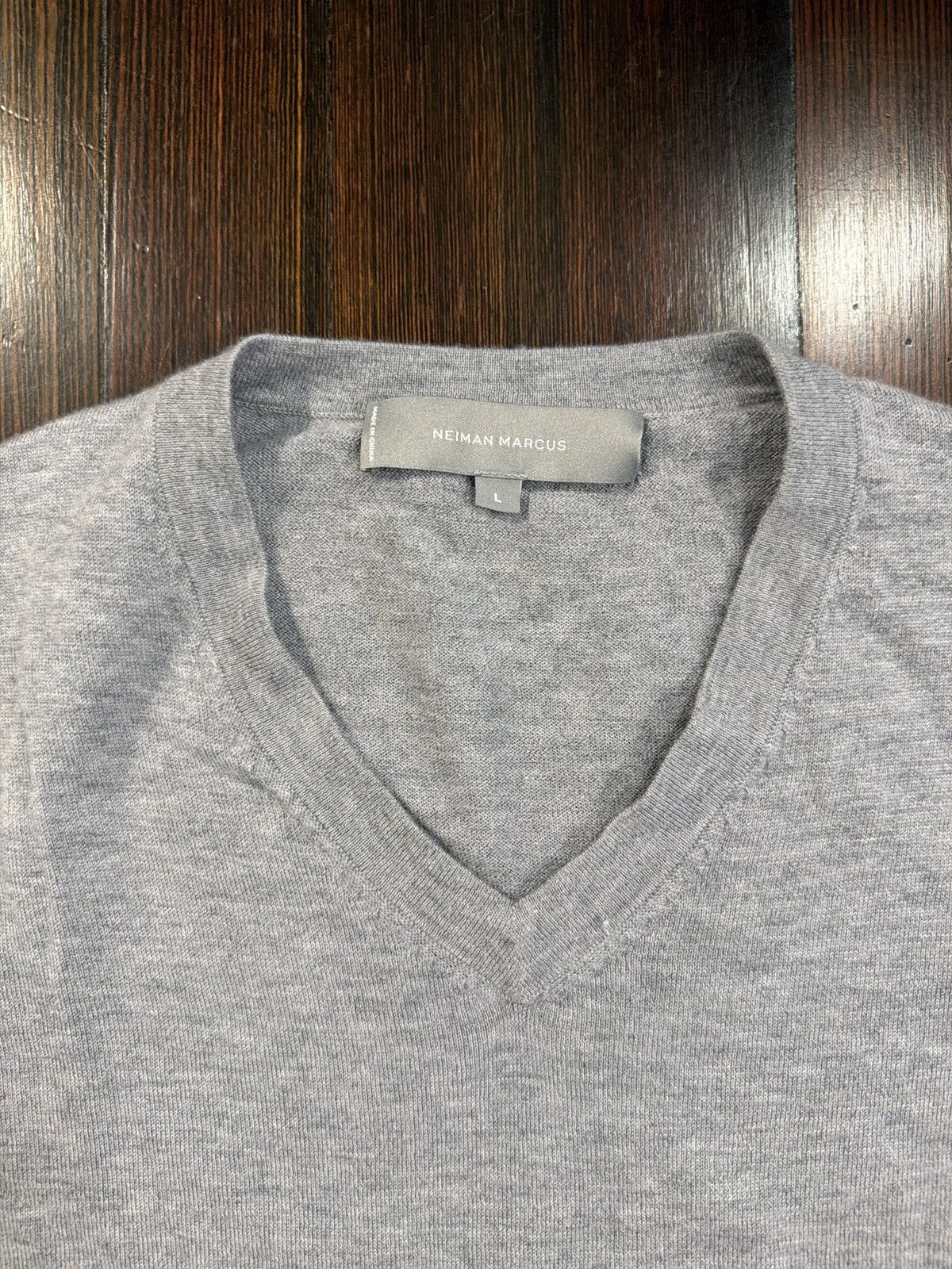 Neiman Marcus Neiman Marcus V Neck cashmere sweater L Gray Size US L / EU 52-54 / 3 - 1 Thumbnail