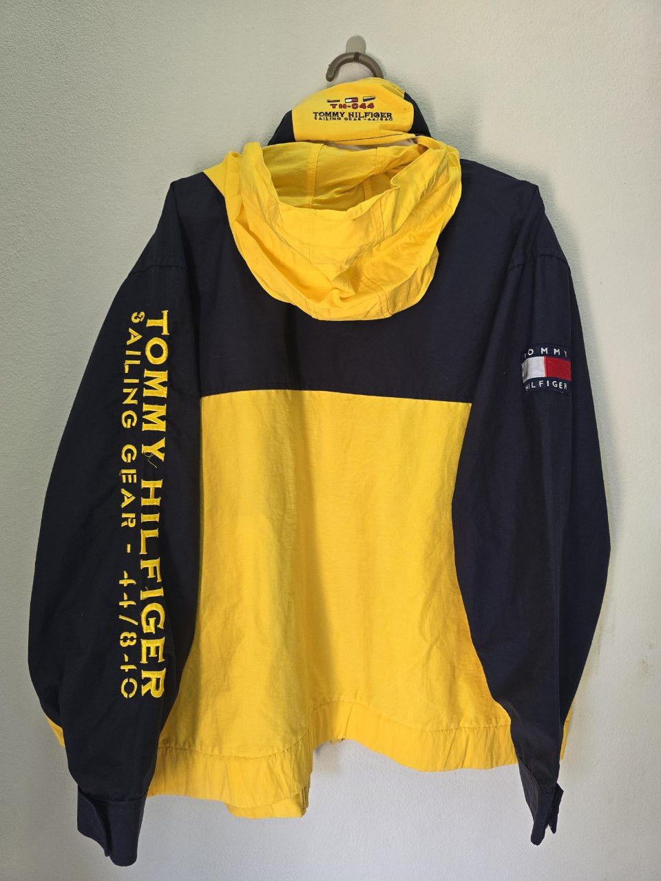 Tommy Hilfiger × Vintage Vintage Tommy Hilfiger Sailing Gear Jacket L Size US L / EU 52-54 / 3 - 3 Thumbnail