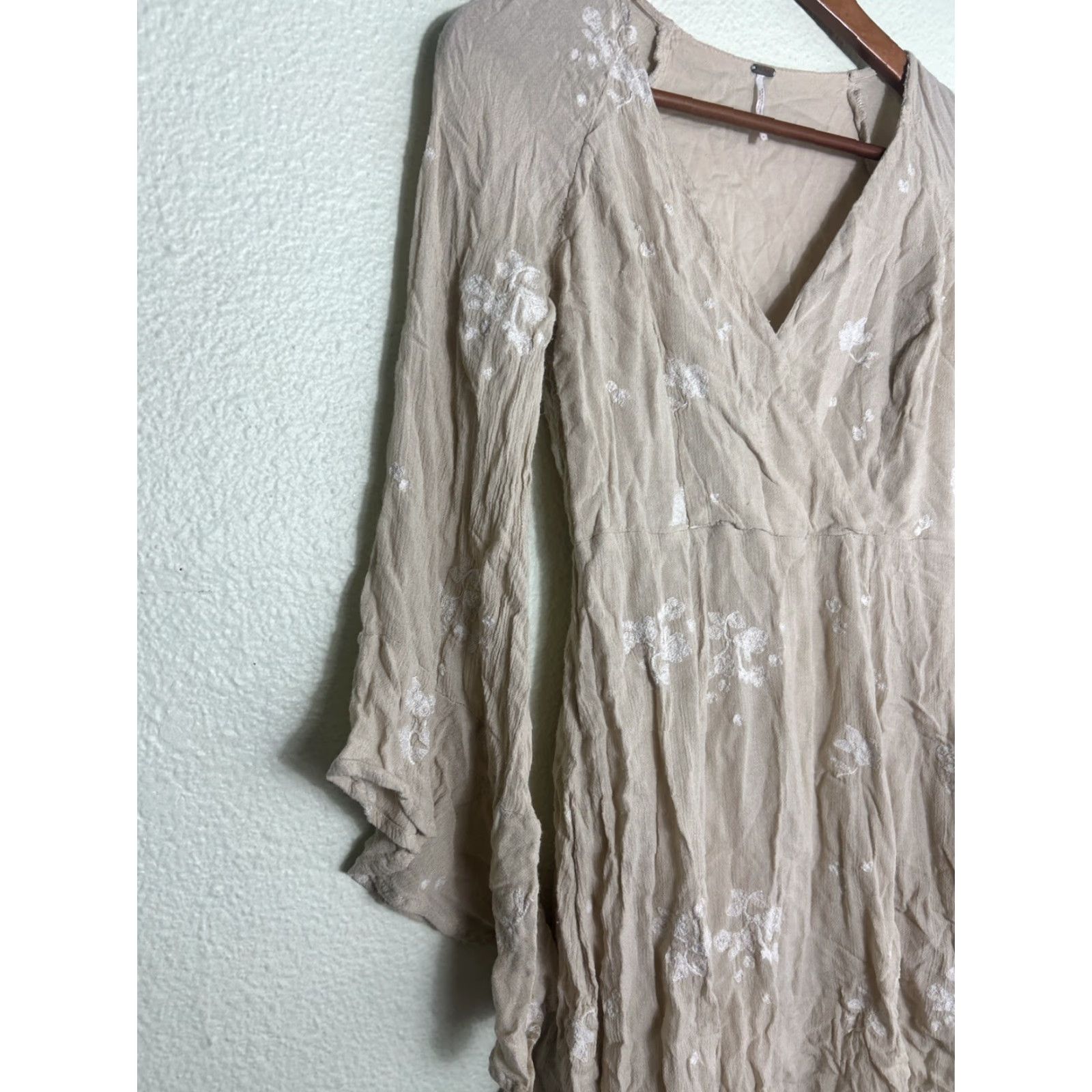 Free People Free People Jasmine embroidered wrap dress Beige Floral Bell Cuff Size 4 Womens Short Cream Dress Wrap Embroidered Size S / US 4 / IT 40 - 2 Thumbnail