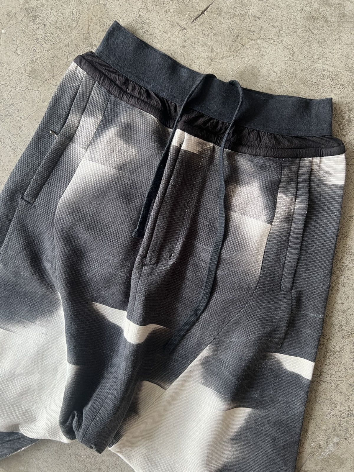 Julius Julius 7 - S/S14 “Ghost” - Geometric Drop Crotch Short Size US 30 / EU 46 - 3 Thumbnail