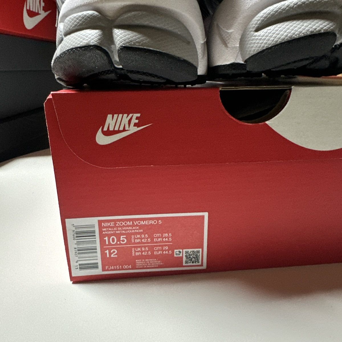 *NEW* Size 10.5 Men, 12 Wmn- Nike Vomero 5 SE Dark Grey
