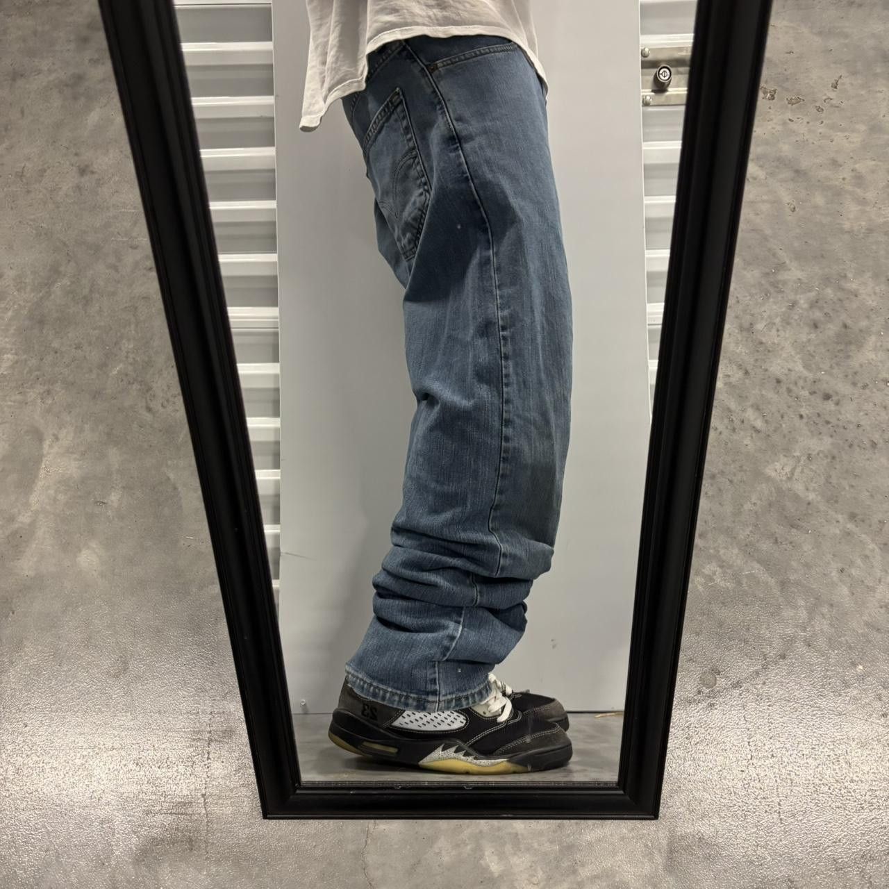 Levi's × Vintage Crazy Vintage Y2K/2000s Medium Wash Levis Essential Denim Jeans! Size US 32 / EU 48 - 2 Thumbnail