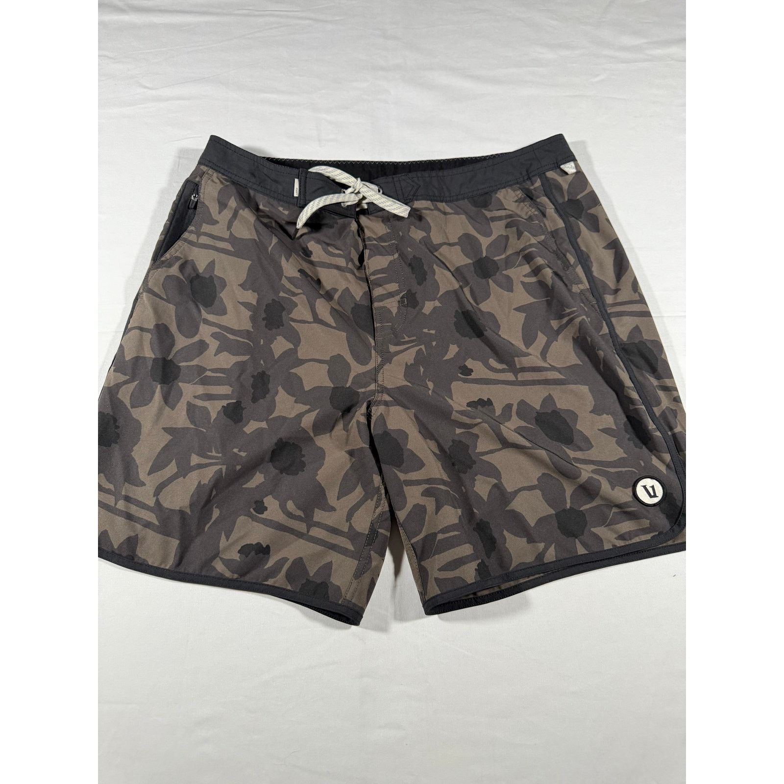Vuori Vuori Mens Camo Floral Board Shorts Swim Trunks Drawstring Size US 36 / EU 52 - 1 Thumbnail