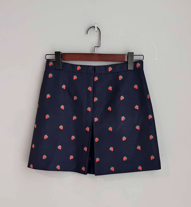 Gucci Gucci Size 12 Strawberry print skirt 2506-Nextarrow Size 22" - 3 Thumbnail