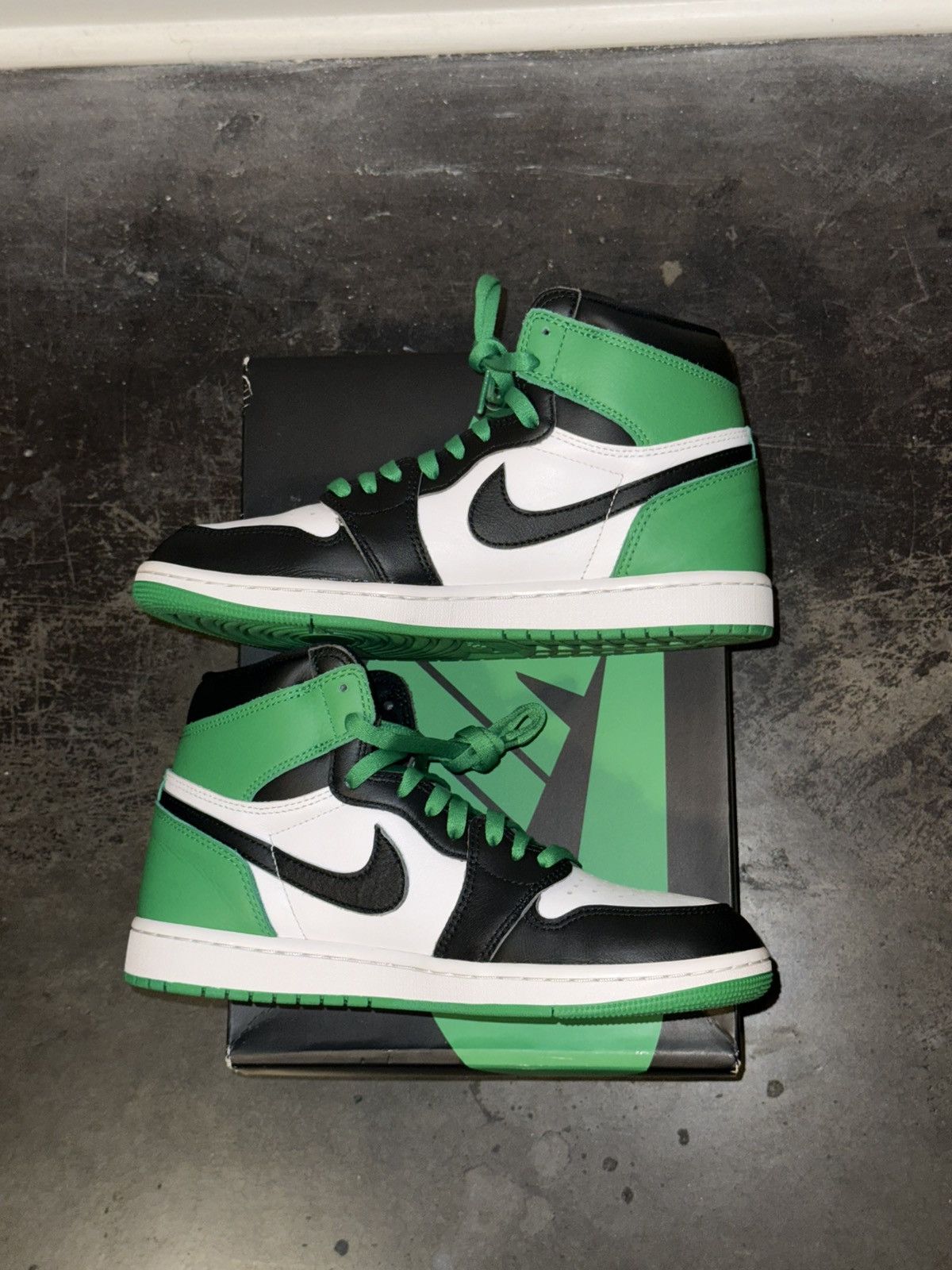 Jordan Brand Air Jordan 1 Retro High OG ‘Lucky Green’ Size US 9 / EU 42 - 2 Thumbnail