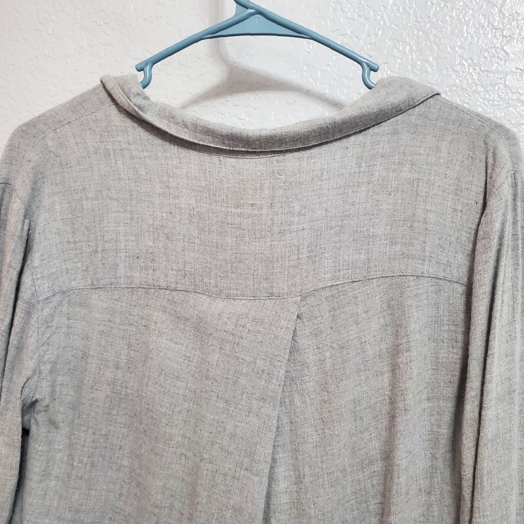 Anthropologie Cloth & Stone Anthropologie Shirt Size M Gray Rayon Long Sleeve Button-Down V-Neck Chest Pockets Casual Womens Size M / US 6-8 / IT 42-44 - 5 Thumbnail