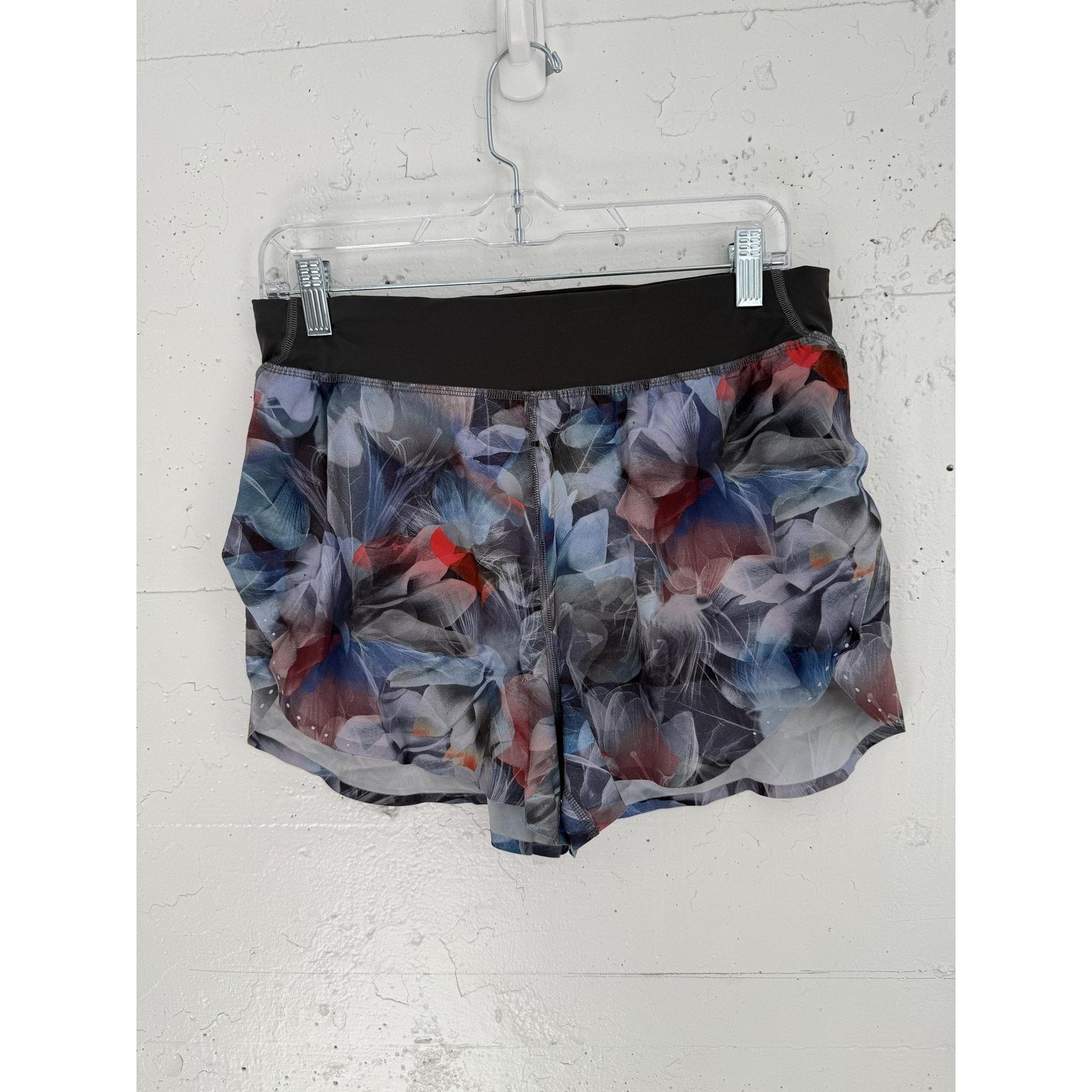 Lululemon Lululemon Shorts Womens 8 Floral Black Multi Liner Running Size 30" / US 8 / IT 44 - 1 Thumbnail