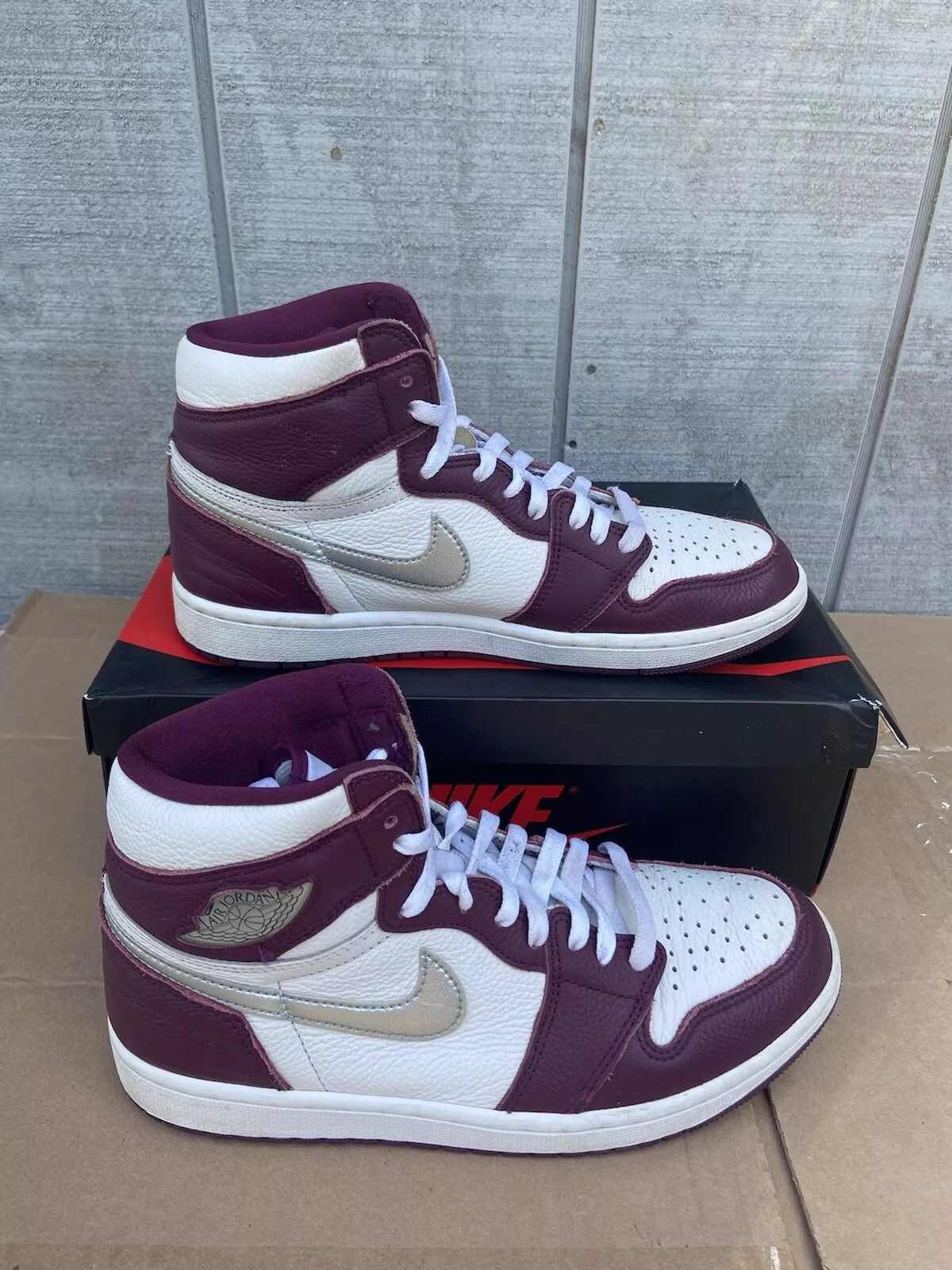 Nike Size 9 - Jordan 1 Retro High OG Bordeaux (555088-611) Size US 9 / EU 42 - 1 Thumbnail