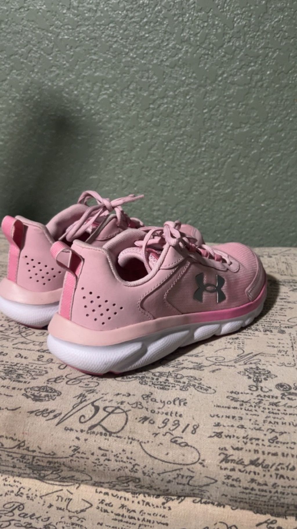 Under Armour Girls Under Armour Pink & White Sneakers Size 6 (Big Girl) Size US 6 / IT 36 - 4 Thumbnail