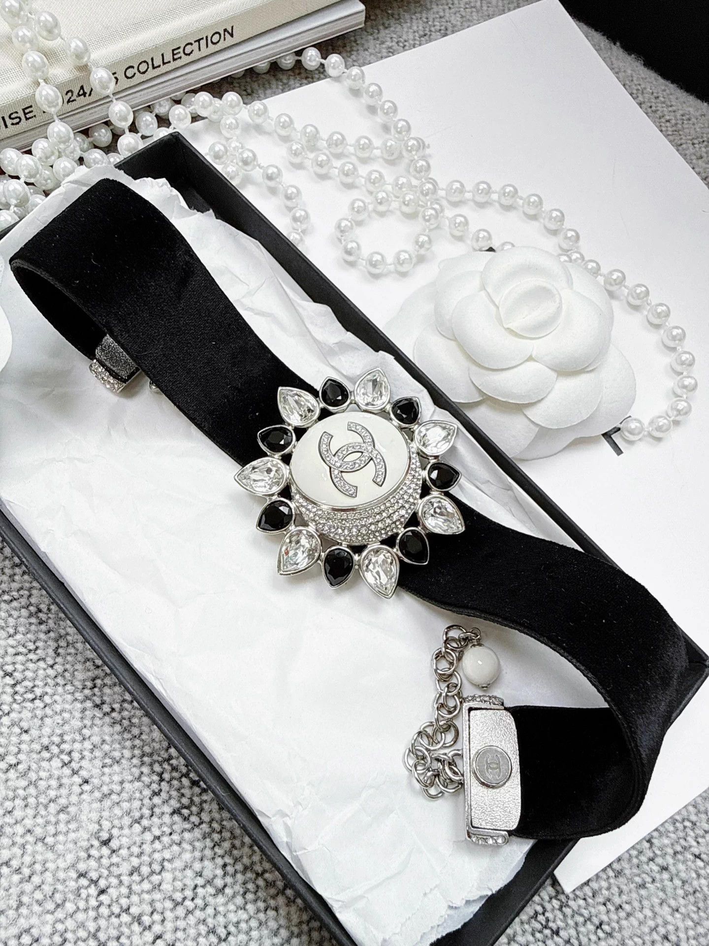 Chanel Chanel 22C Vlt B&W Crystal Sunflower Enamel Necklace 99 New Size ONE SIZE - 9 Thumbnail
