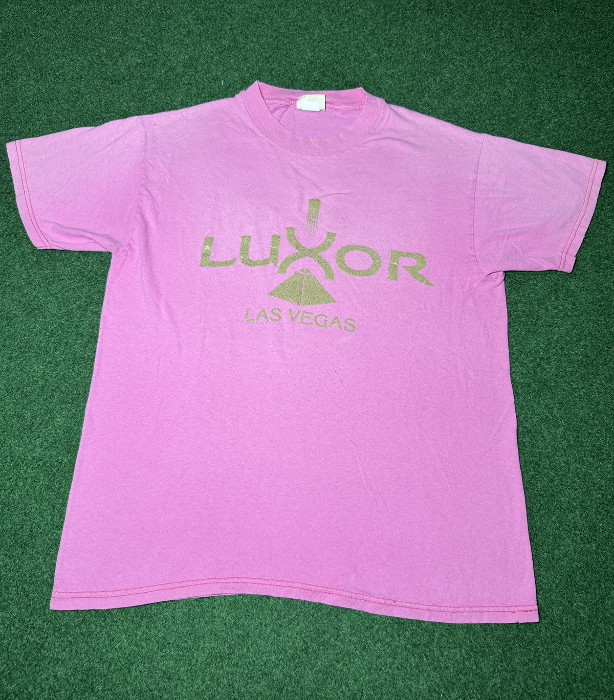 Vintage Vintage 90s Luxor Las Vegas Hotel Casino Retro Pink T Shirt Size M / US 6-8 / IT 42-44 - 1 Thumbnail
