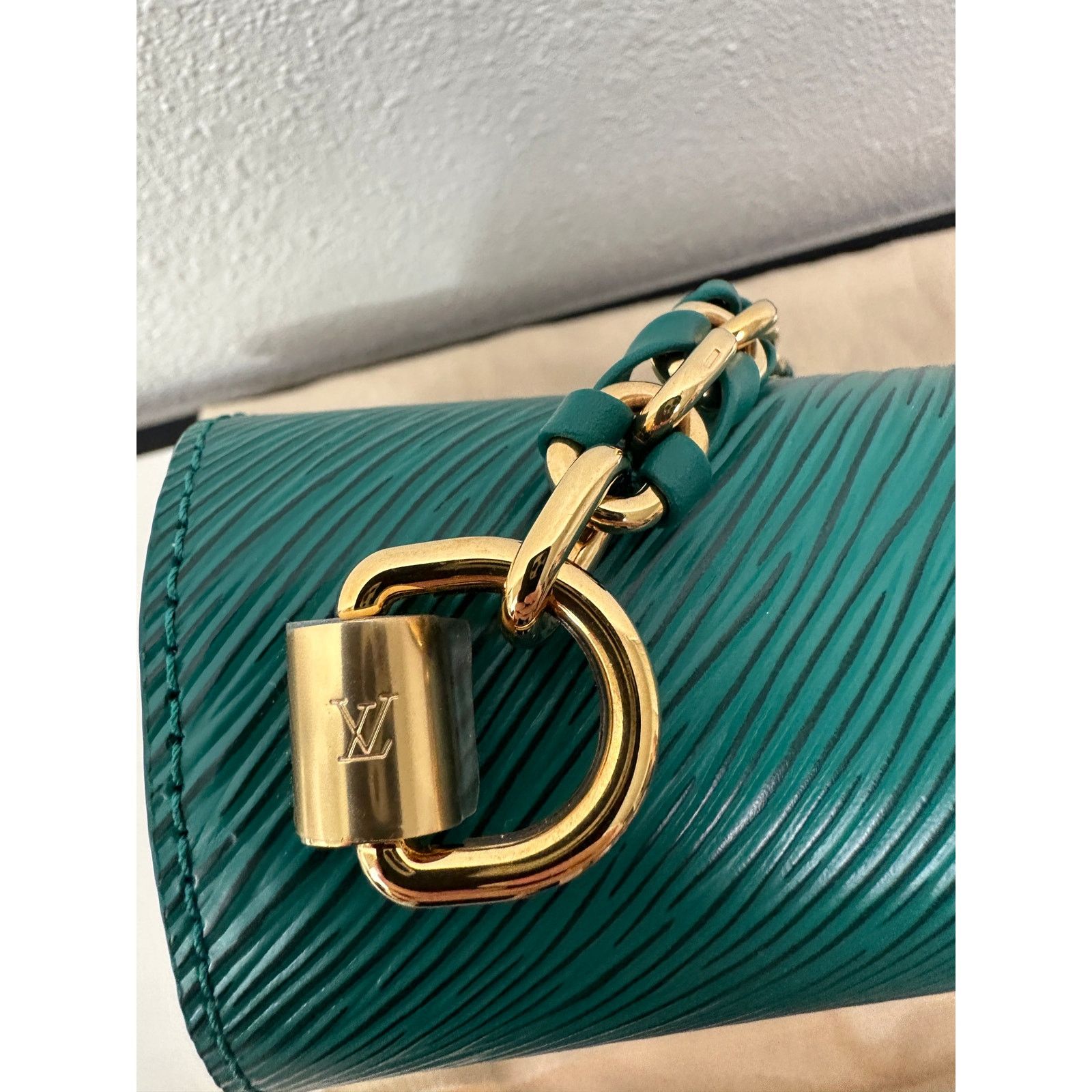 Louis Vuitton Louis Vuitton Twist MM Shoulder Bag – Emerald Epi Leather Size ONE SIZE - 3 Thumbnail