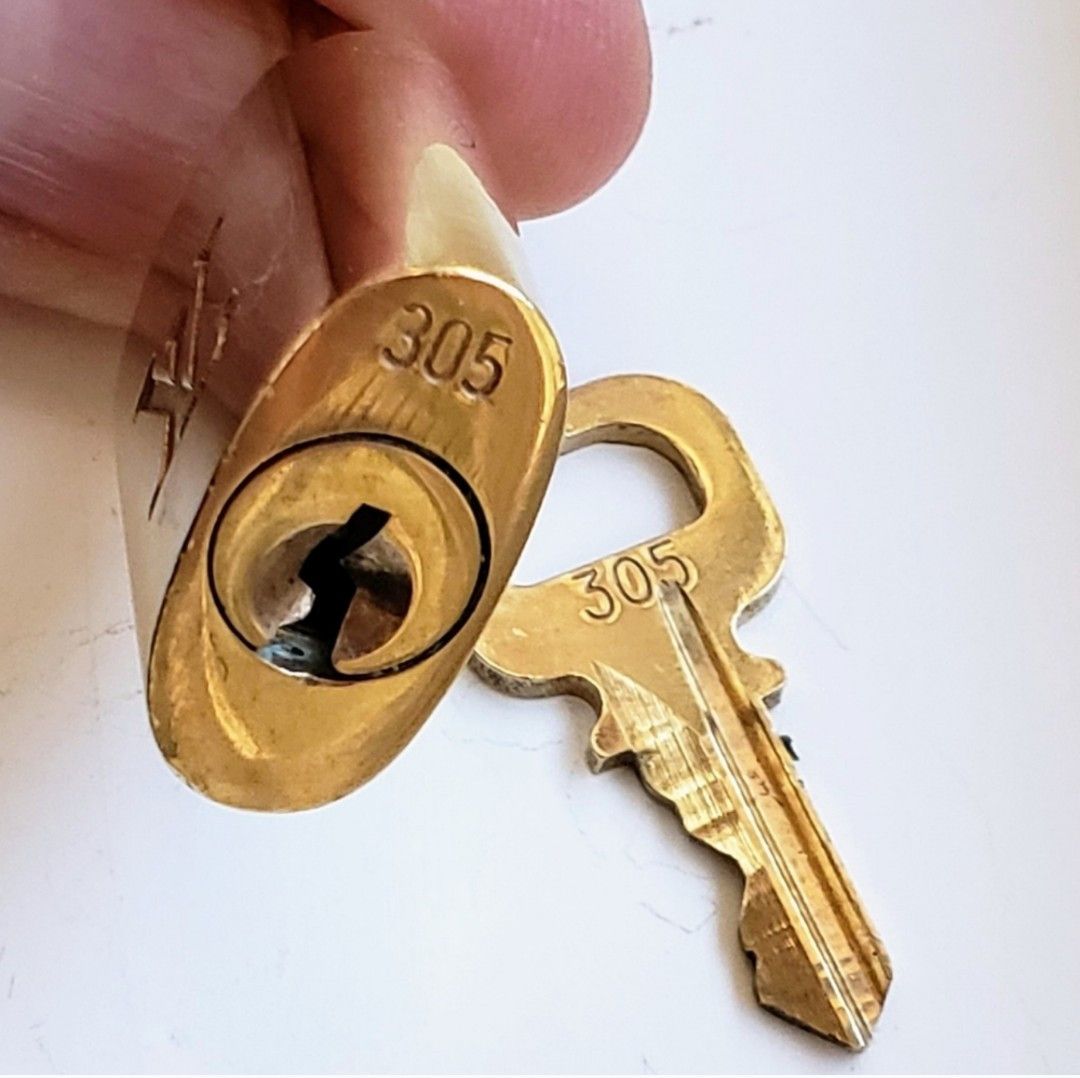 Louis Vuitton Vintage Louis Vuitton padlock, #305 (made before '09) Size ONE SIZE - 6 Thumbnail
